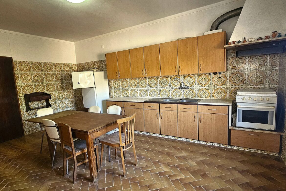 Two-Family House in Ferragudo - Charm, Space and Potential, photo 8