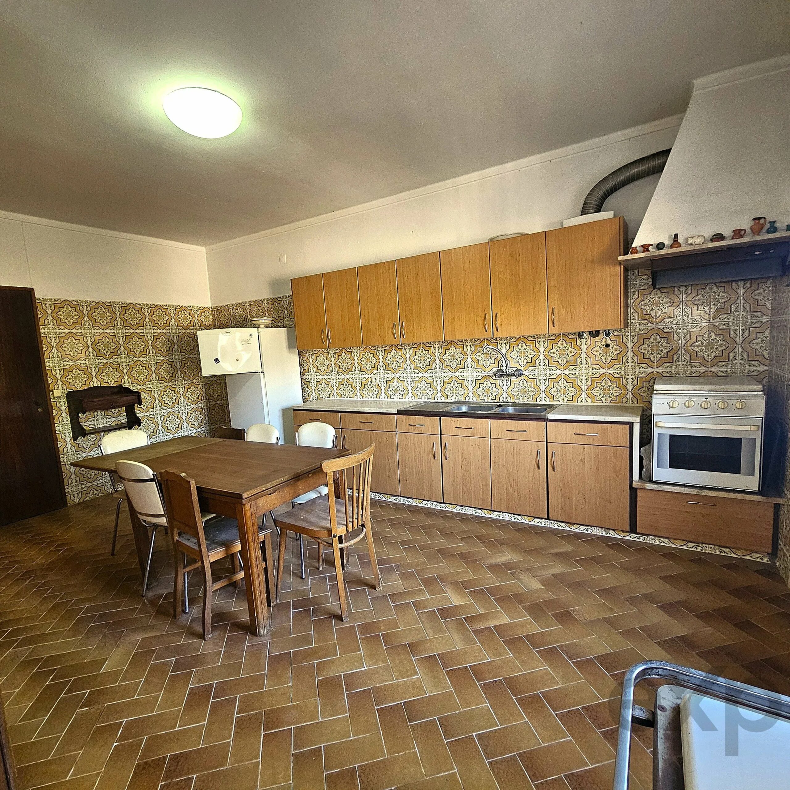 Two-Family House in Ferragudo - Charm, Space and Potential