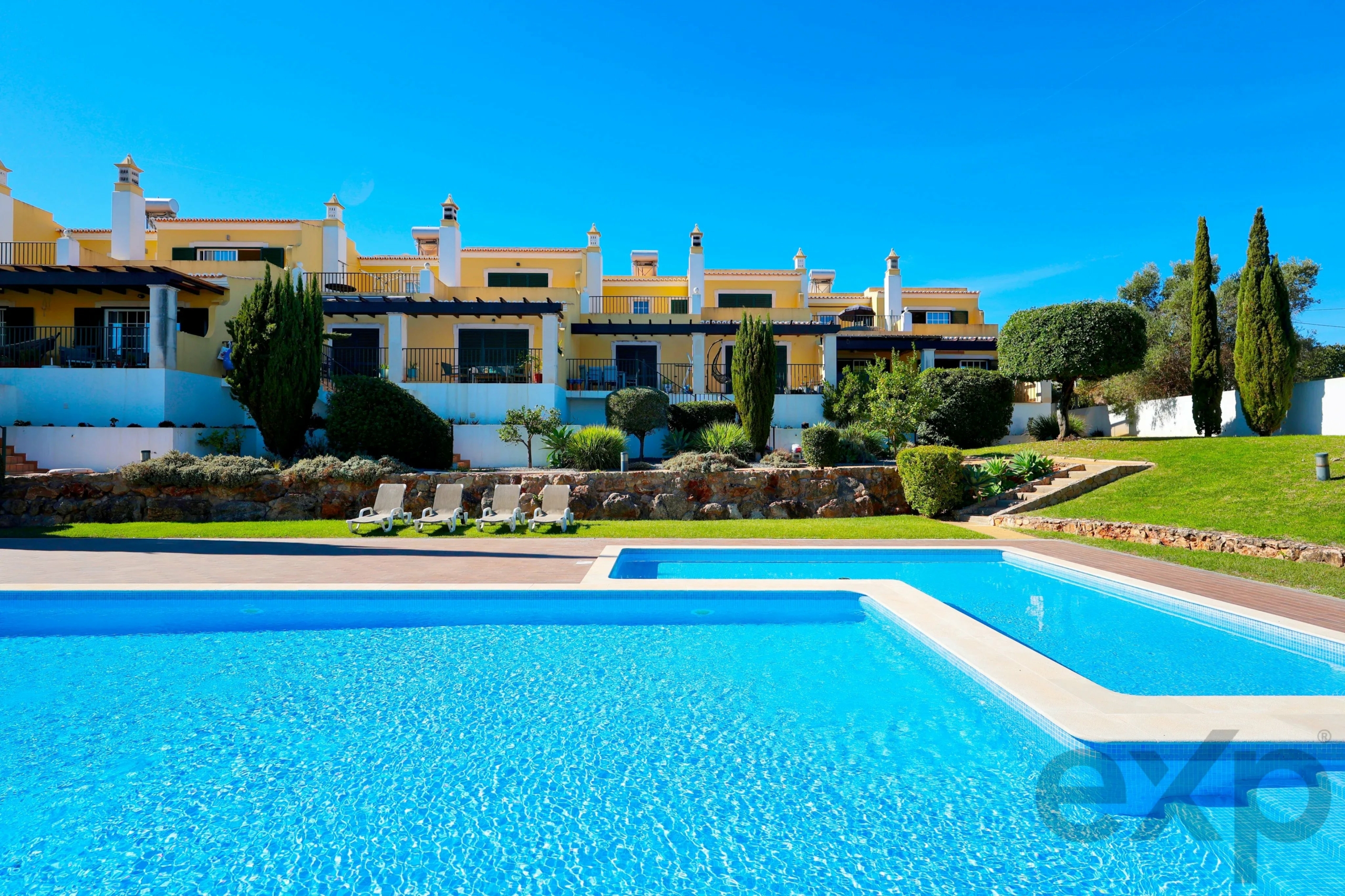 Elegant 3-bedroom semi-detached house with terraces. double garage and swimming pool - 300m from the new golf course and 1 km from the beaches of Ferragudo.