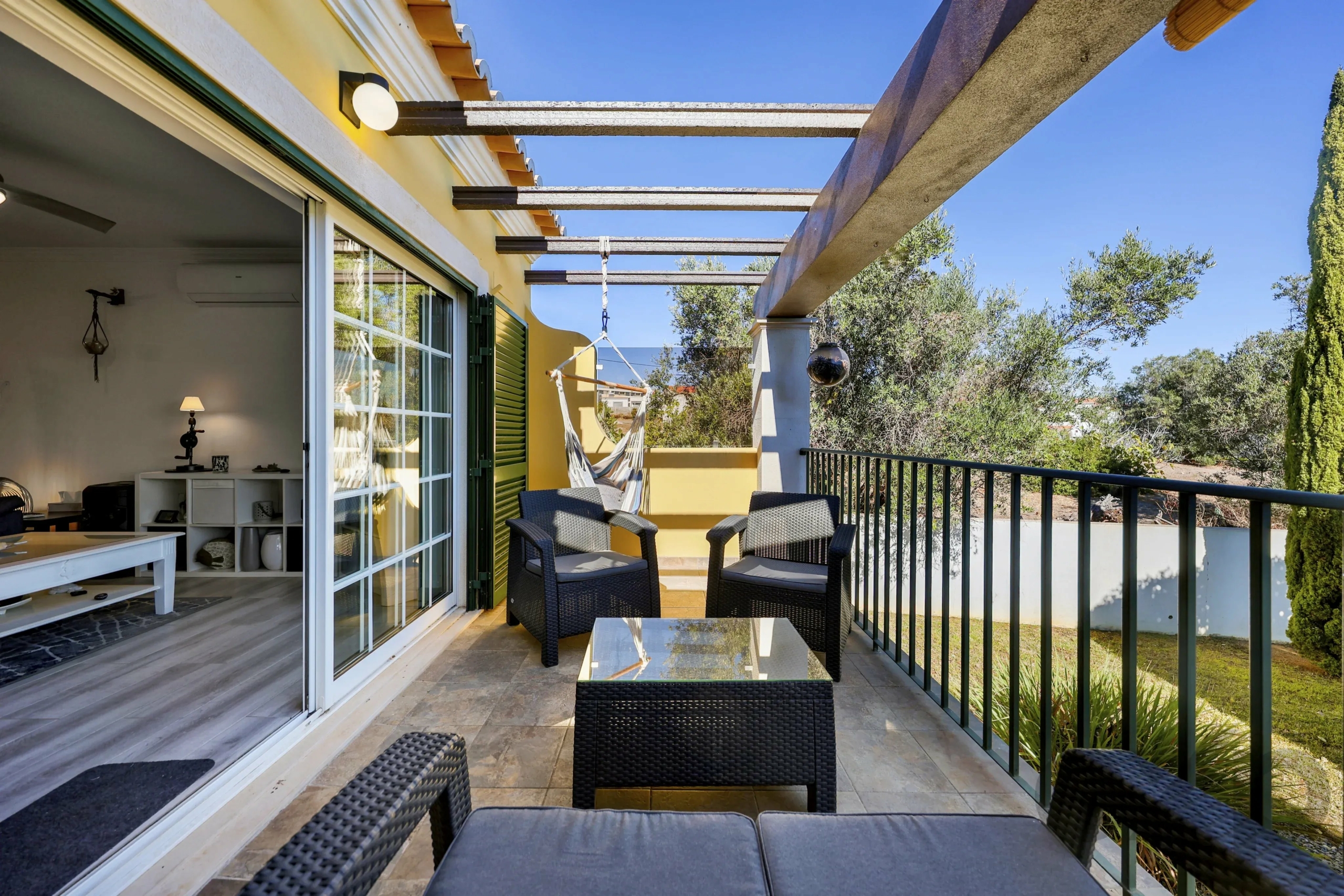 Elegant 3-bedroom semi-detached house with terraces. double garage and swimming pool - 300m from the new golf course and 1 km from the beaches of Ferragudo.