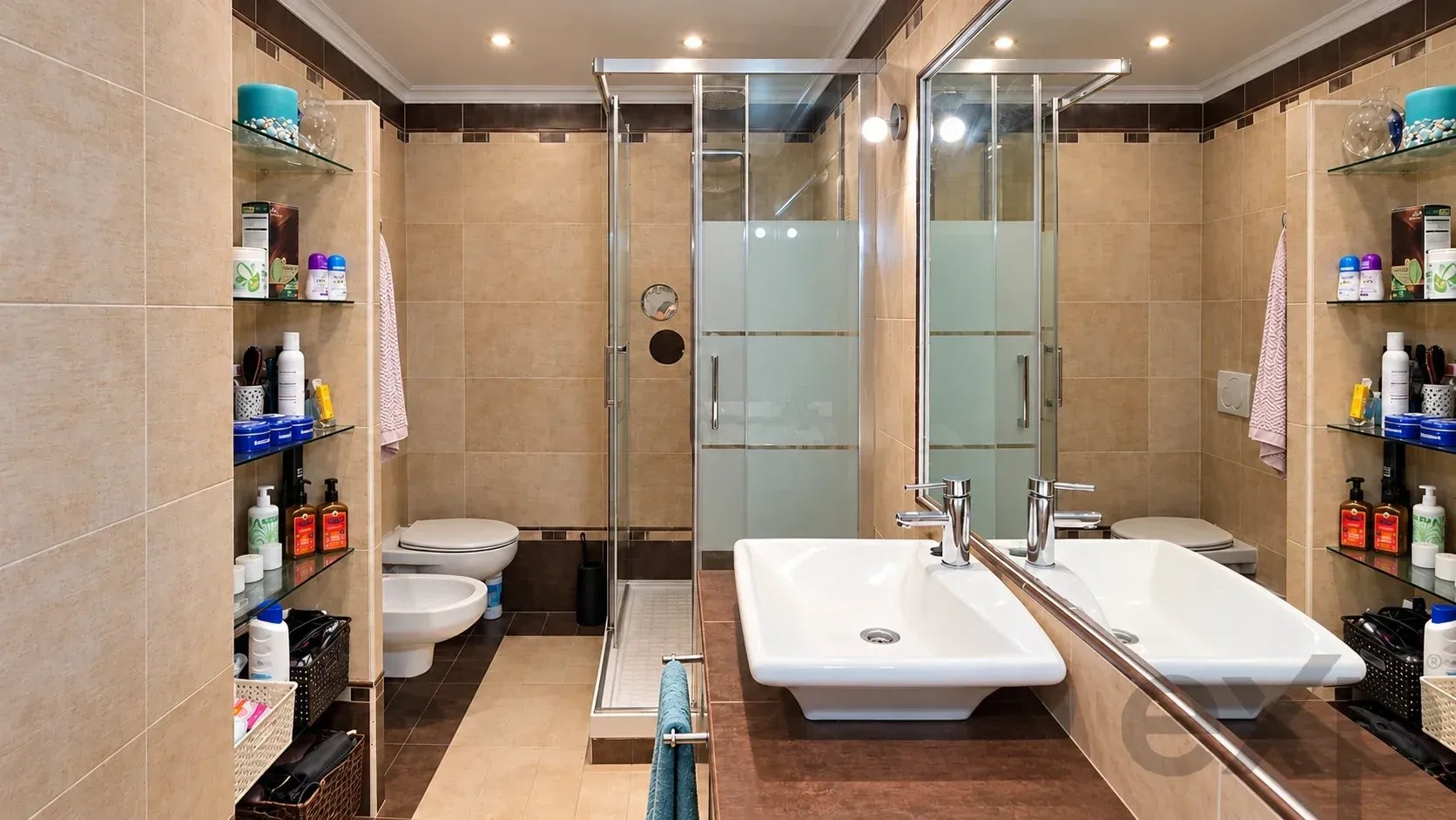 Bright three-bedroom apartment with two bathrooms in a central location