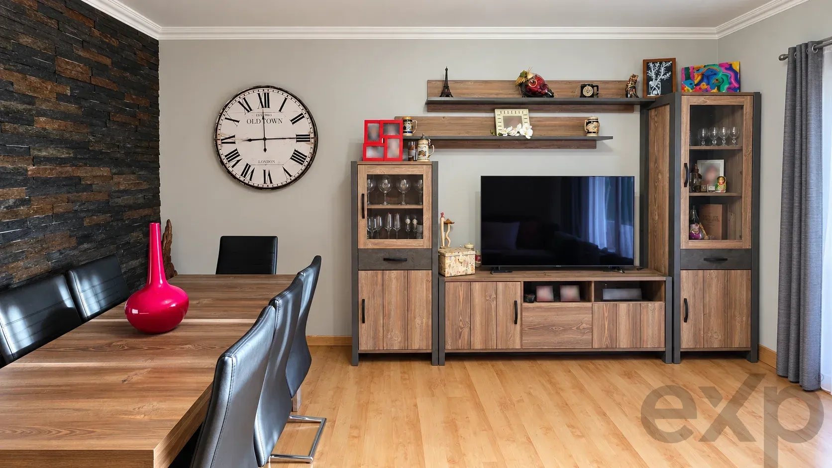 Bright three-bedroom apartment with two bathrooms in a central location