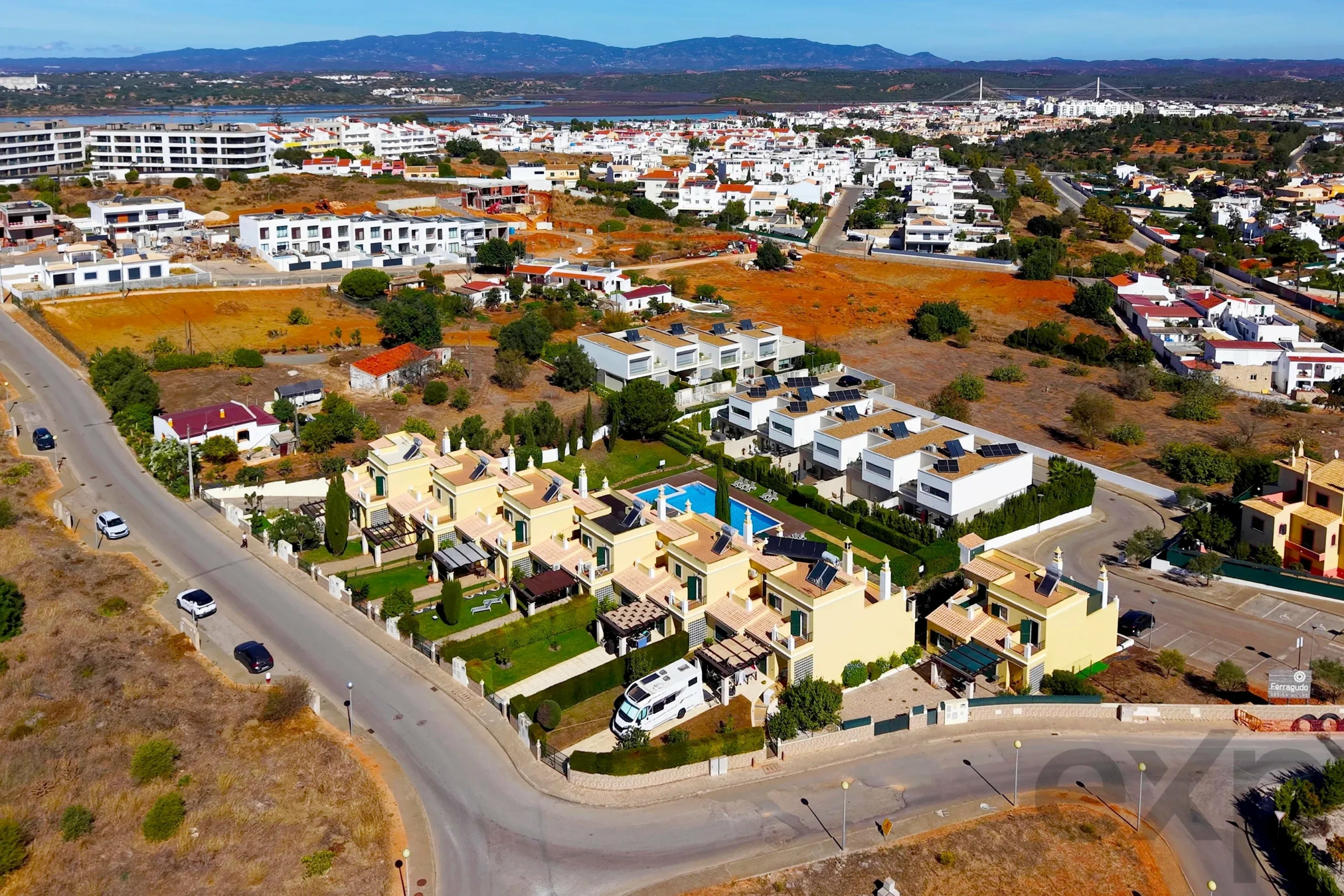 Elegant 3-bedroom semi-detached house with terraces. double garage and swimming pool - 300m from the new golf course and 1 km from the beaches of Ferragudo.