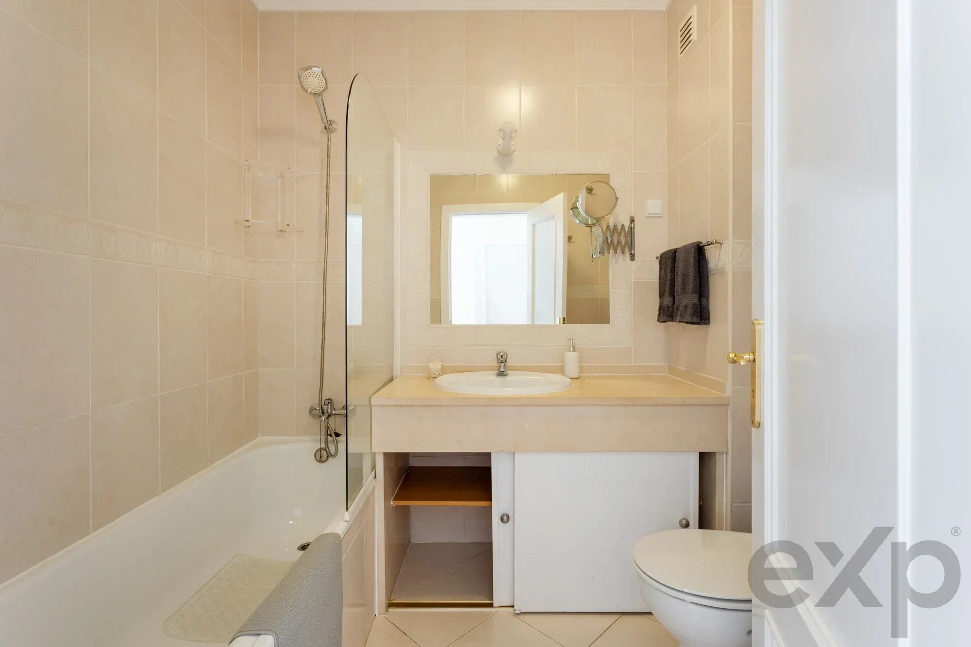 T2-appartement met terrassen, 2 zwembaden, natuurzicht en AL-licentie voor beleggers