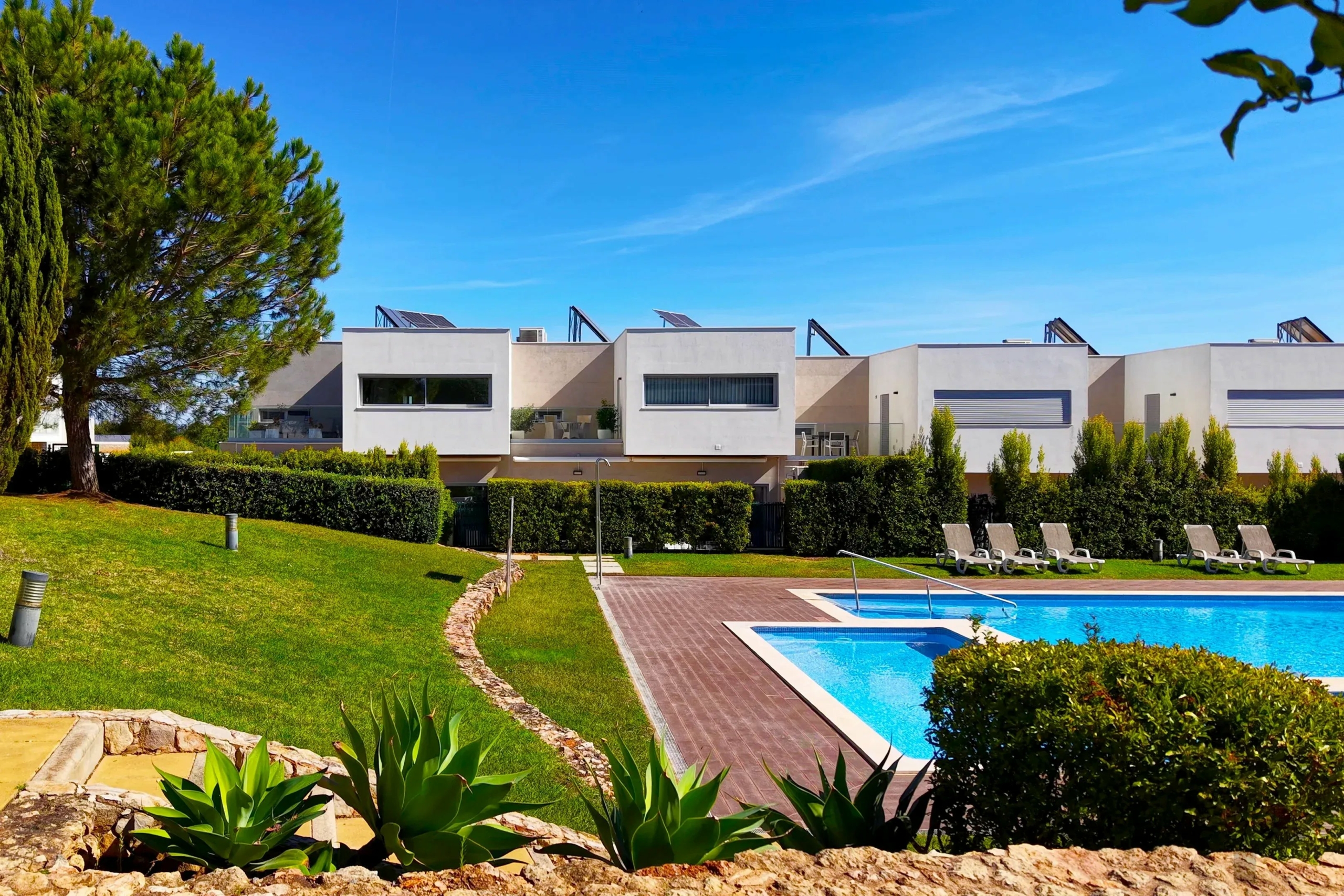 Elegant 3-bedroom semi-detached house with terraces. double garage and swimming pool - 300m from the new golf course and 1 km from the beaches of Ferragudo.