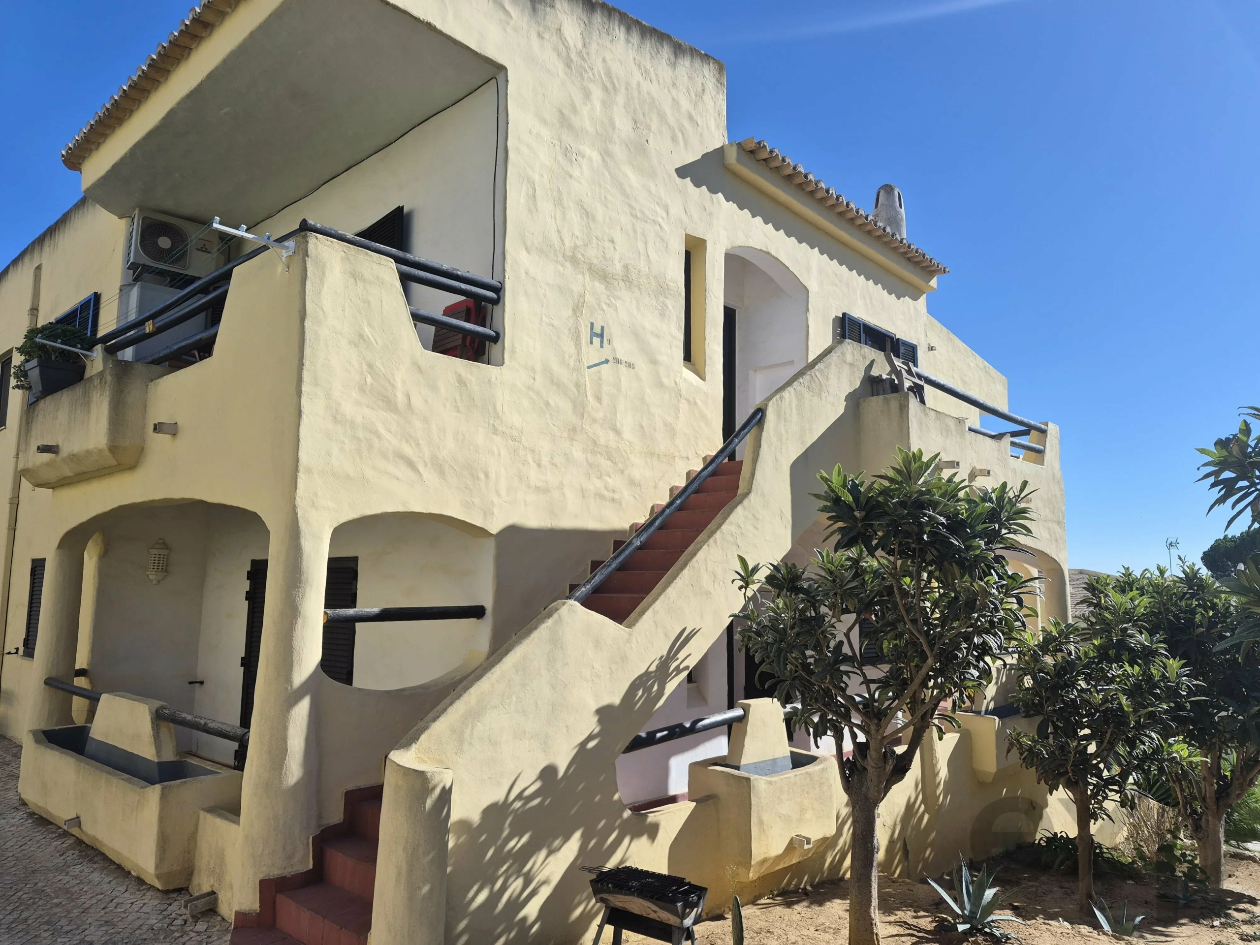 Fully renovated and furnished one-bedroom apartment in Alvor