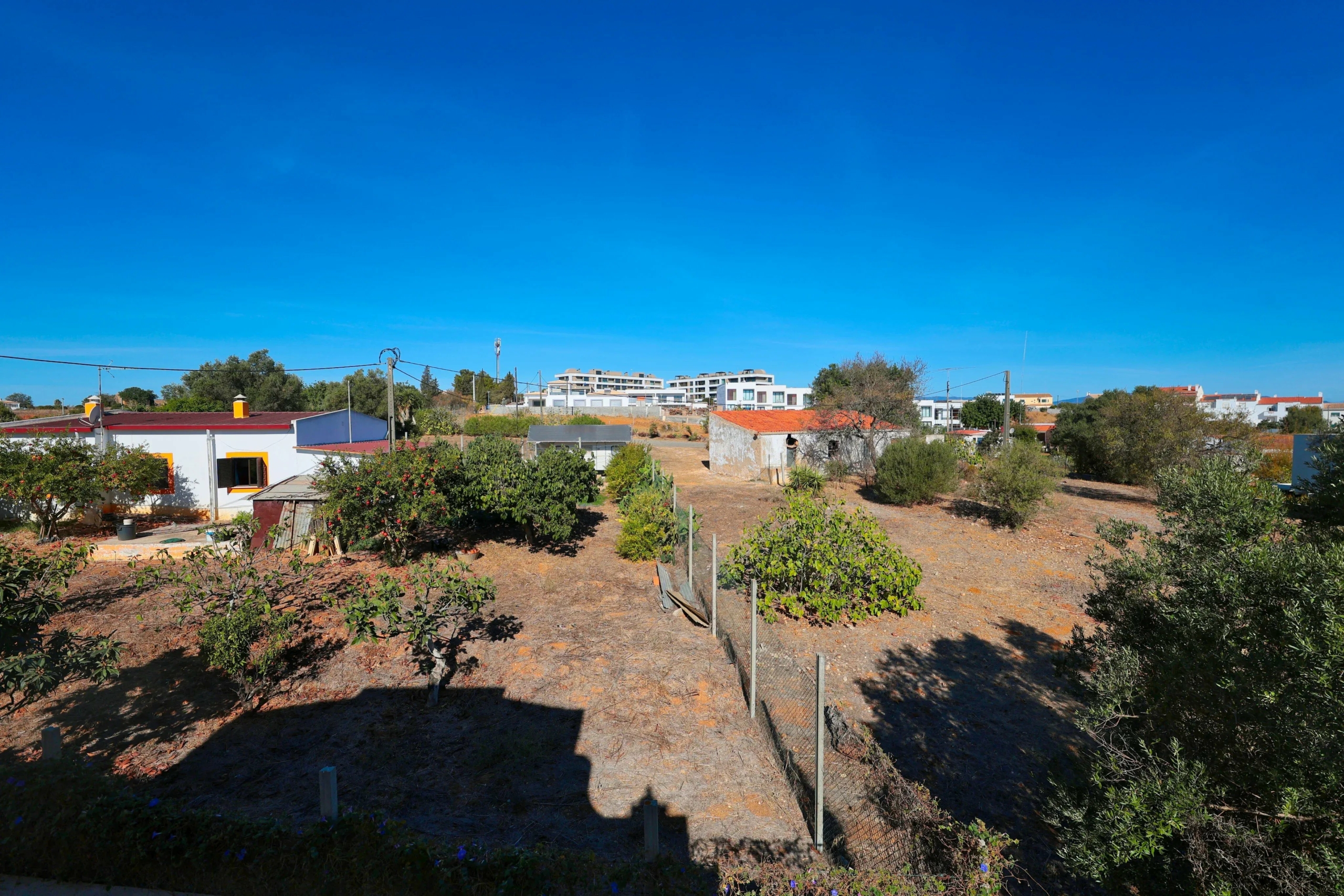 Elegant 3-bedroom semi-detached house with terraces. double garage and swimming pool - 300m from the new golf course and 1 km from the beaches of Ferragudo.