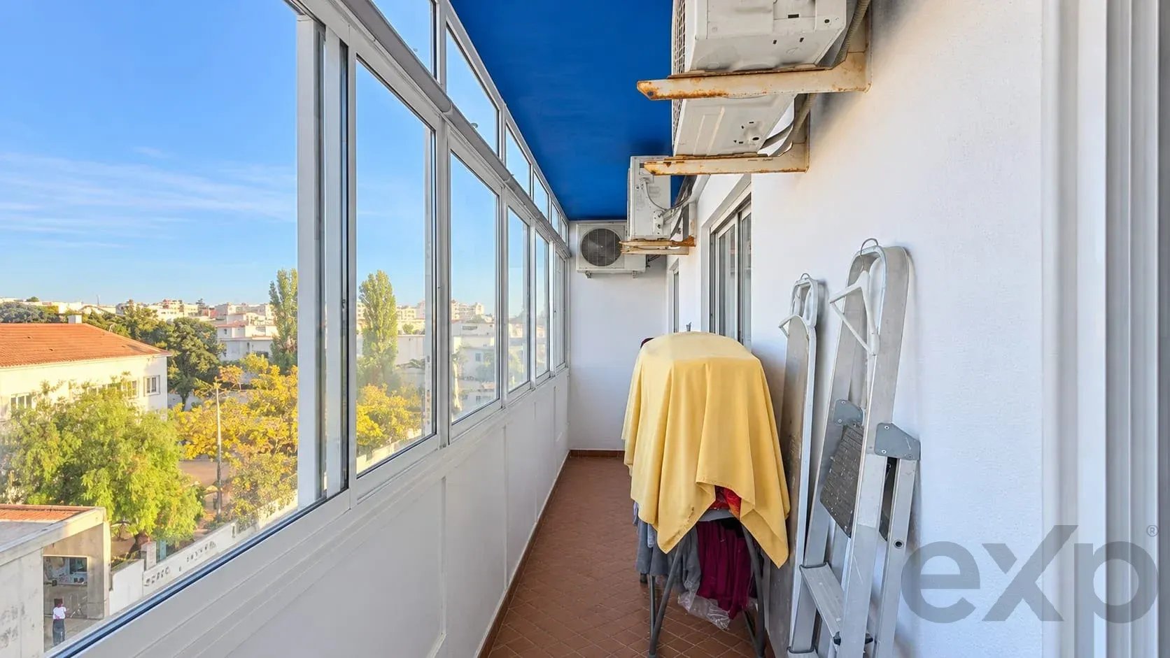 Bright three-bedroom apartment with two bathrooms in a central location