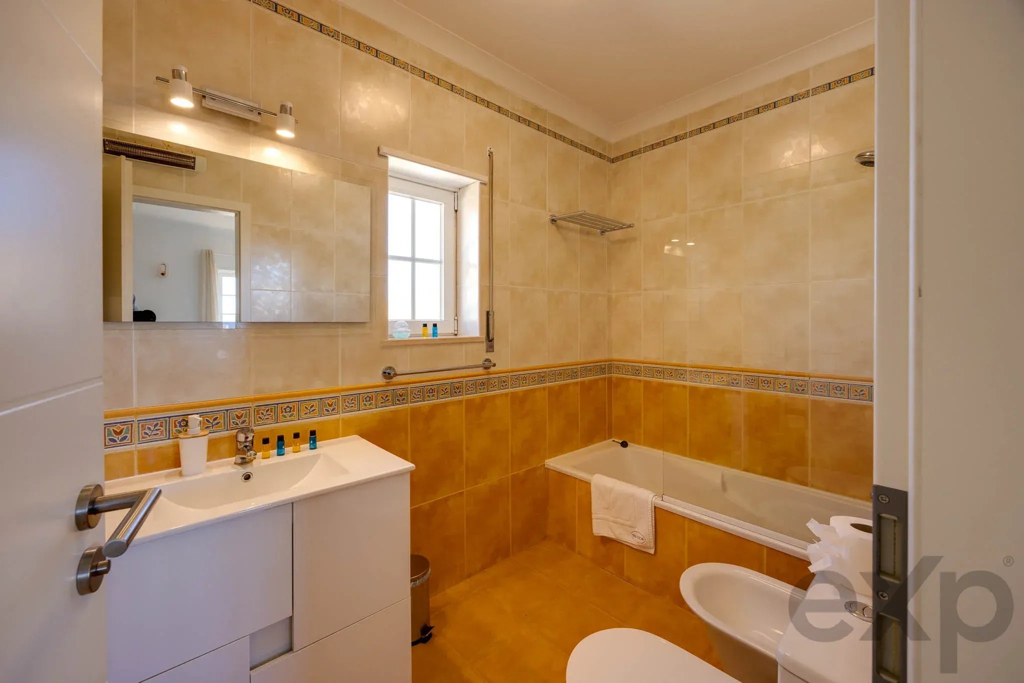 Refurbished T4 Villa, Pool and Guest Flat, Lagos