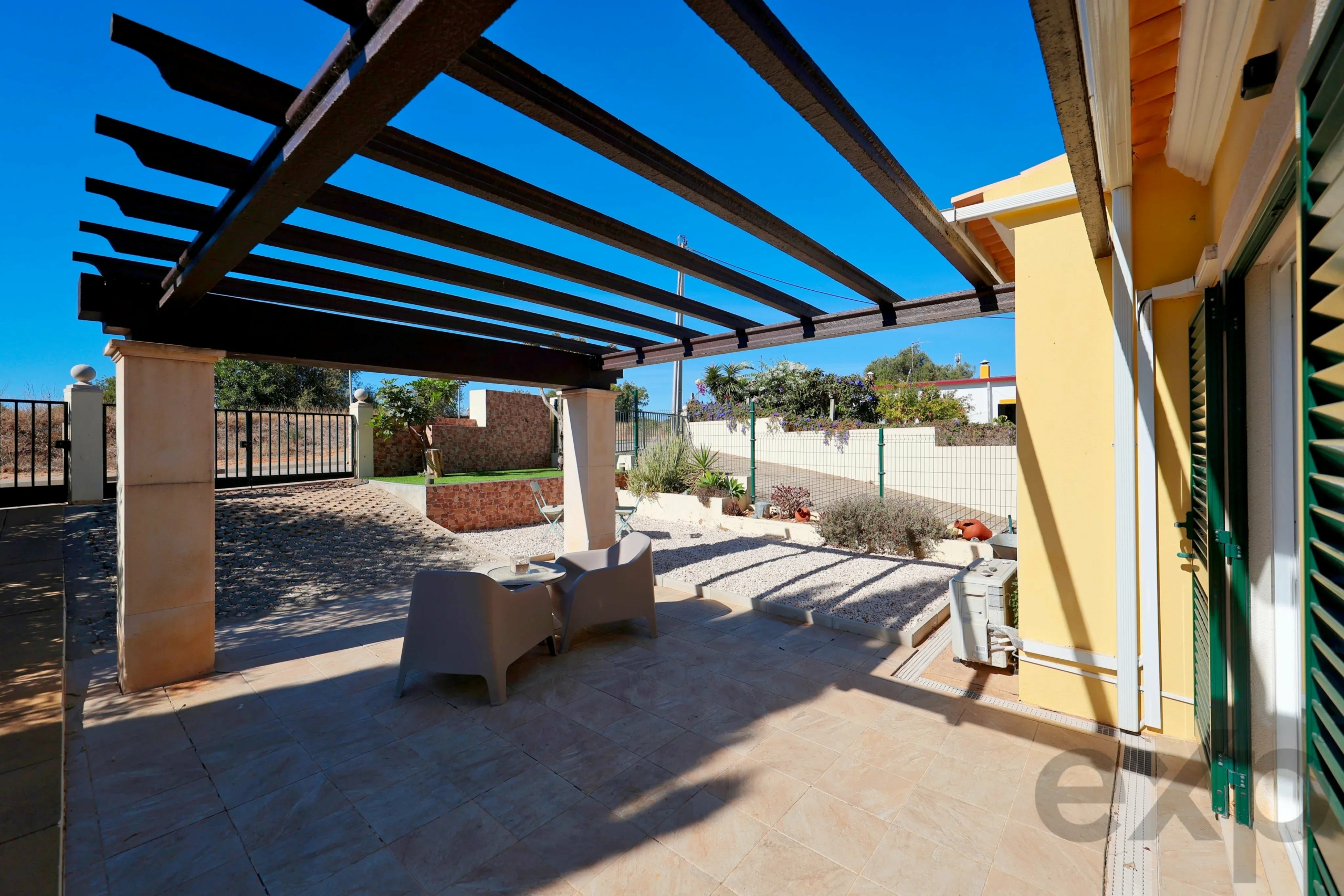 Elegant 3-bedroom semi-detached house with terraces. double garage and swimming pool - 300m from the new golf course and 1 km from the beaches of Ferragudo.