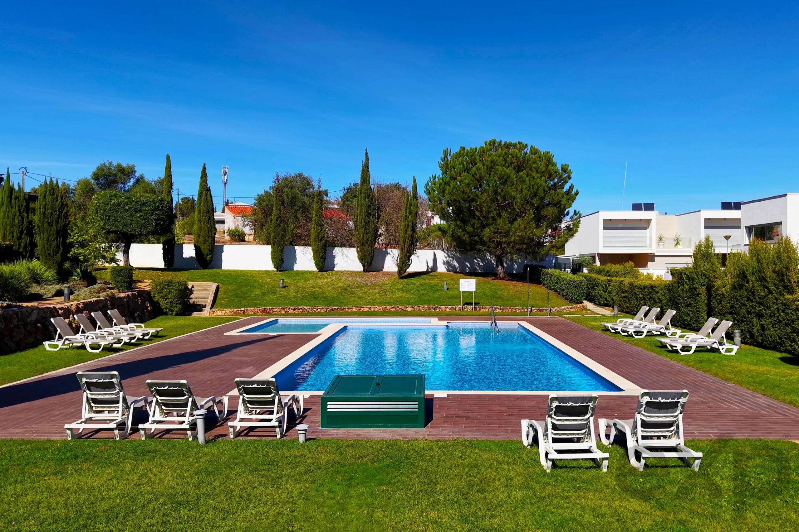 Elegant 3-bedroom semi-detached house with terraces. double garage and swimming pool - 300m from the new golf course and 1 km from the beaches of Ferragudo.