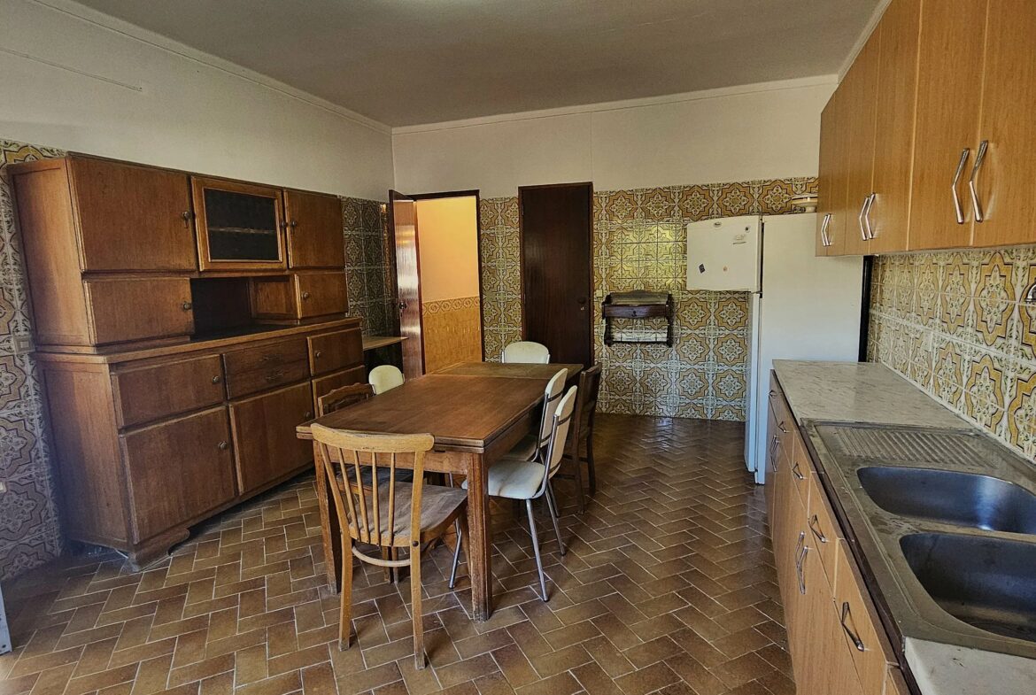 Two-Family House in Ferragudo - Charm, Space and Potential, photo 10