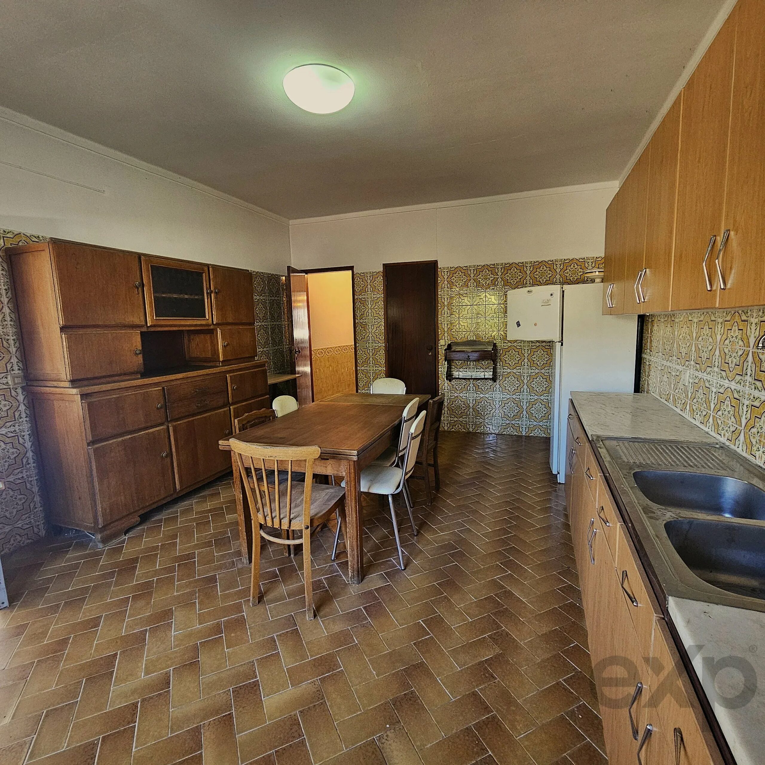 Two-Family House in Ferragudo - Charm, Space and Potential