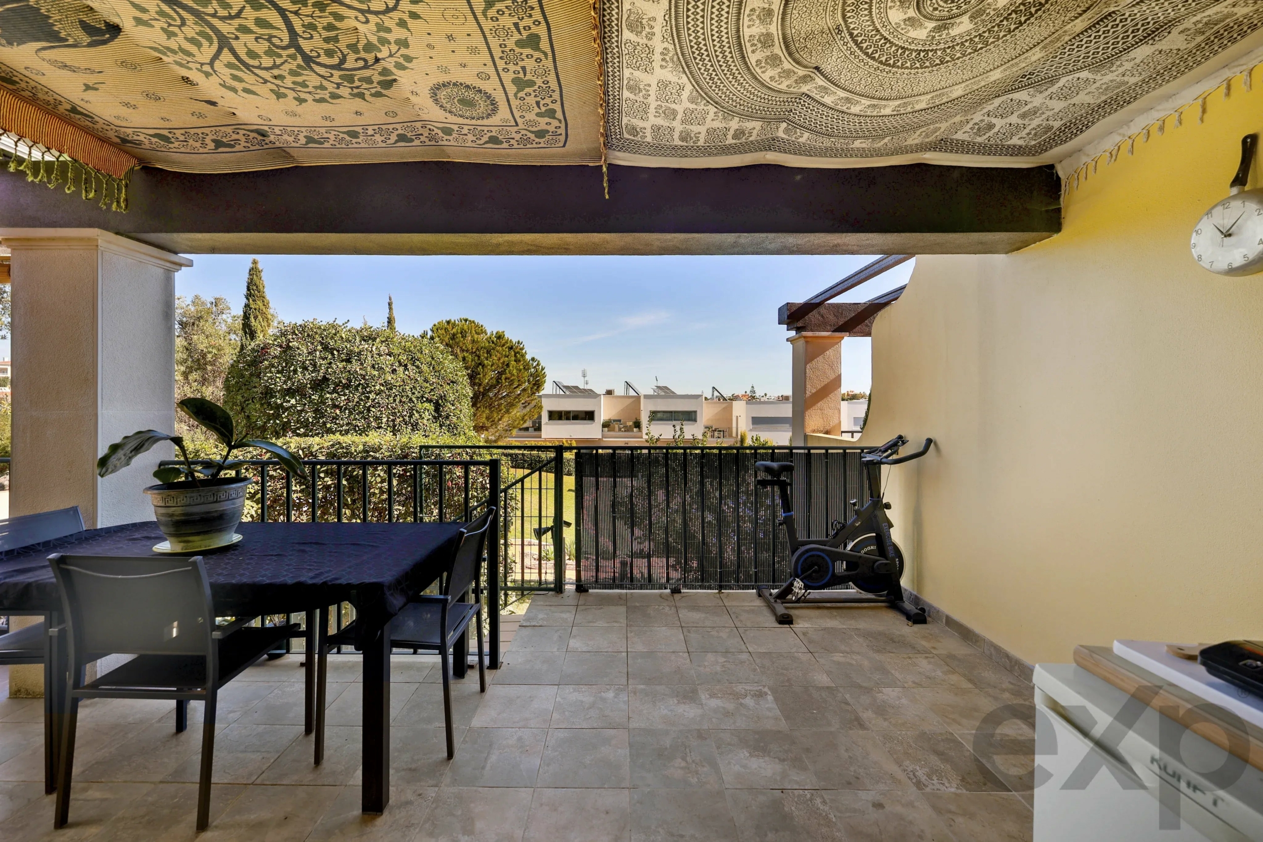 Elegant 3-bedroom semi-detached house with terraces. double garage and swimming pool - 300m from the new golf course and 1 km from the beaches of Ferragudo.