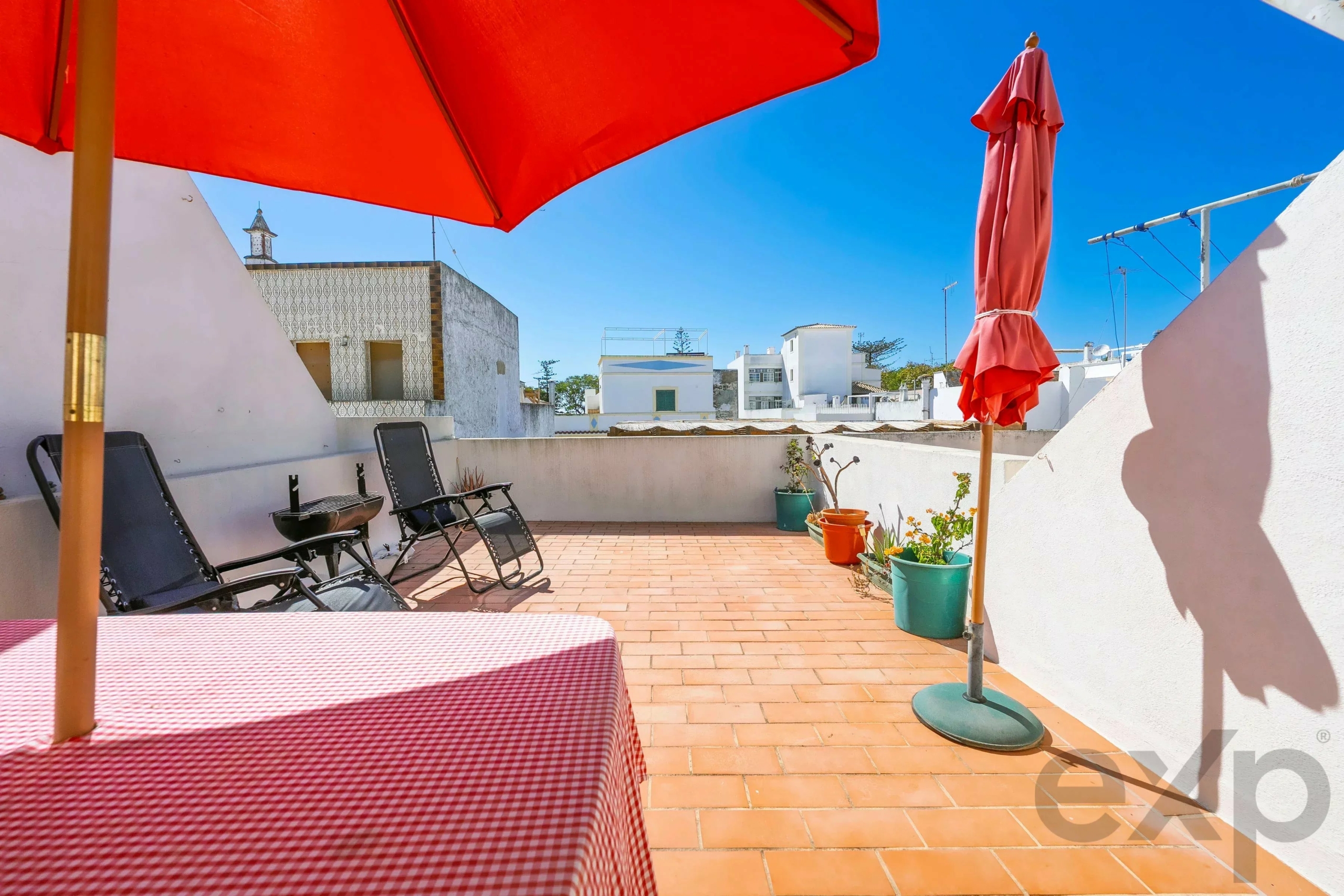 A one-bedroom plus one flat with a spacious terrace in the heart of Olhão’s city centre