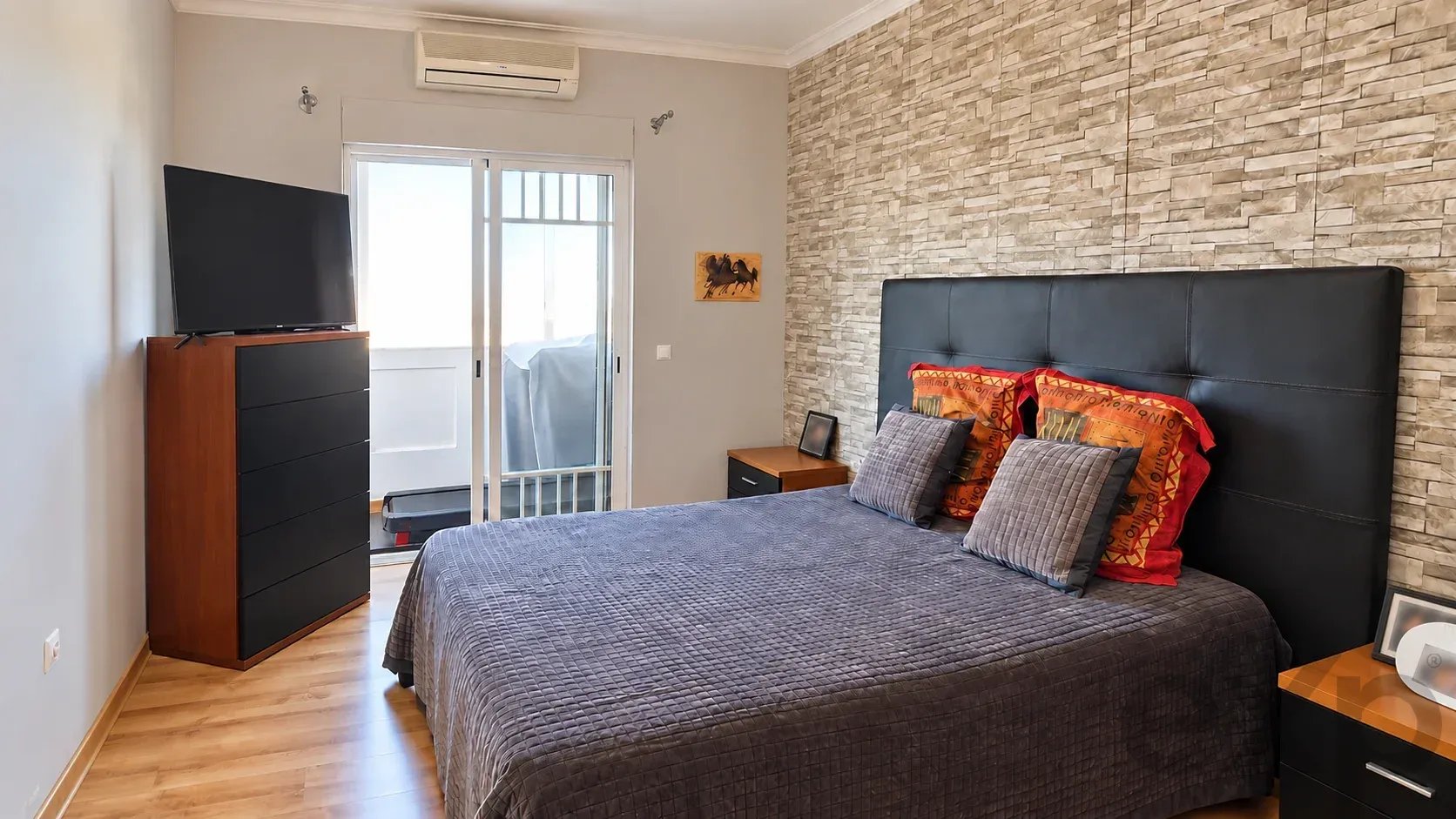 Bright three-bedroom apartment with two bathrooms in a central location