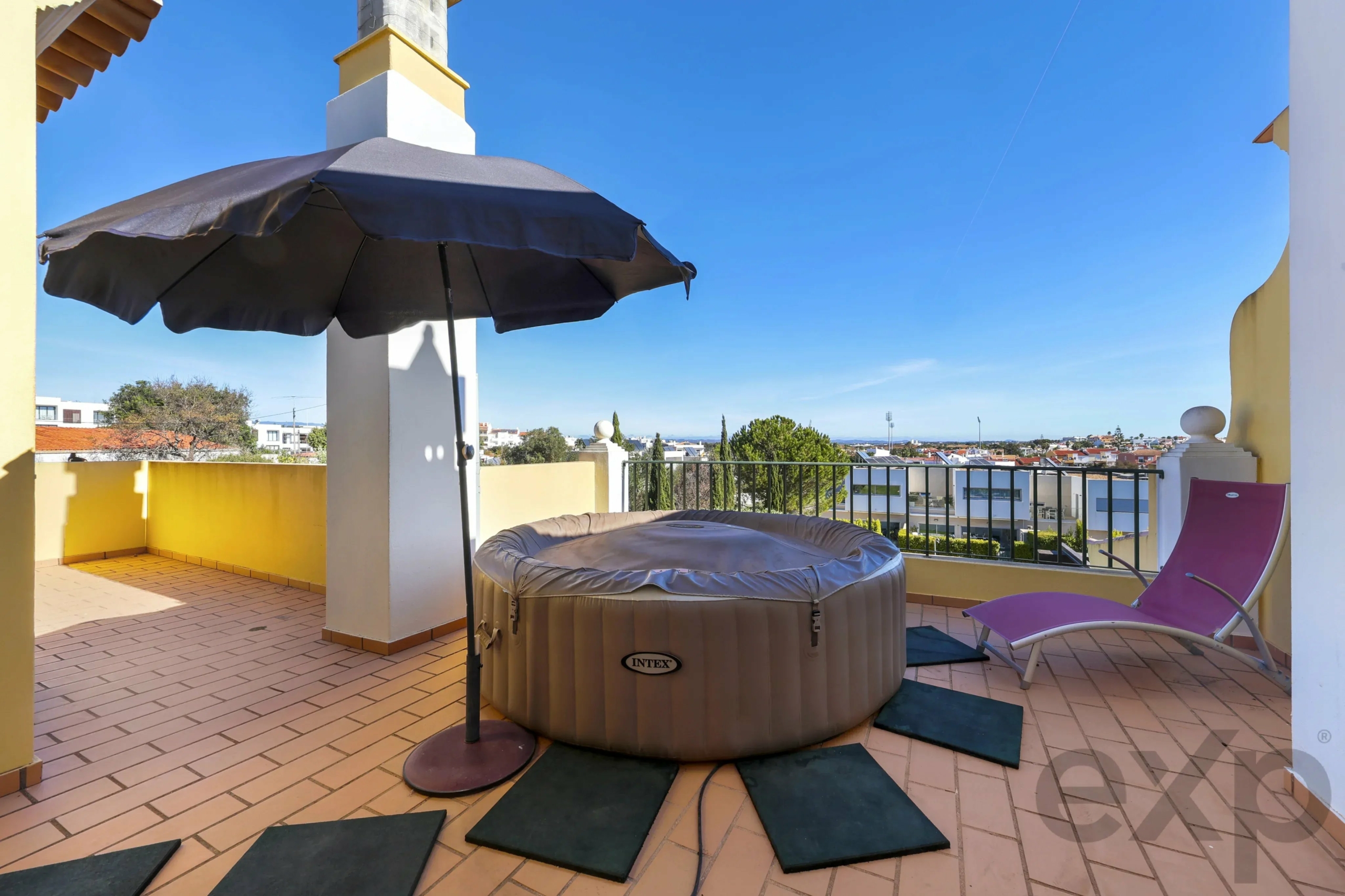 Elegant 3-bedroom semi-detached house with terraces. double garage and swimming pool - 300m from the new golf course and 1 km from the beaches of Ferragudo.