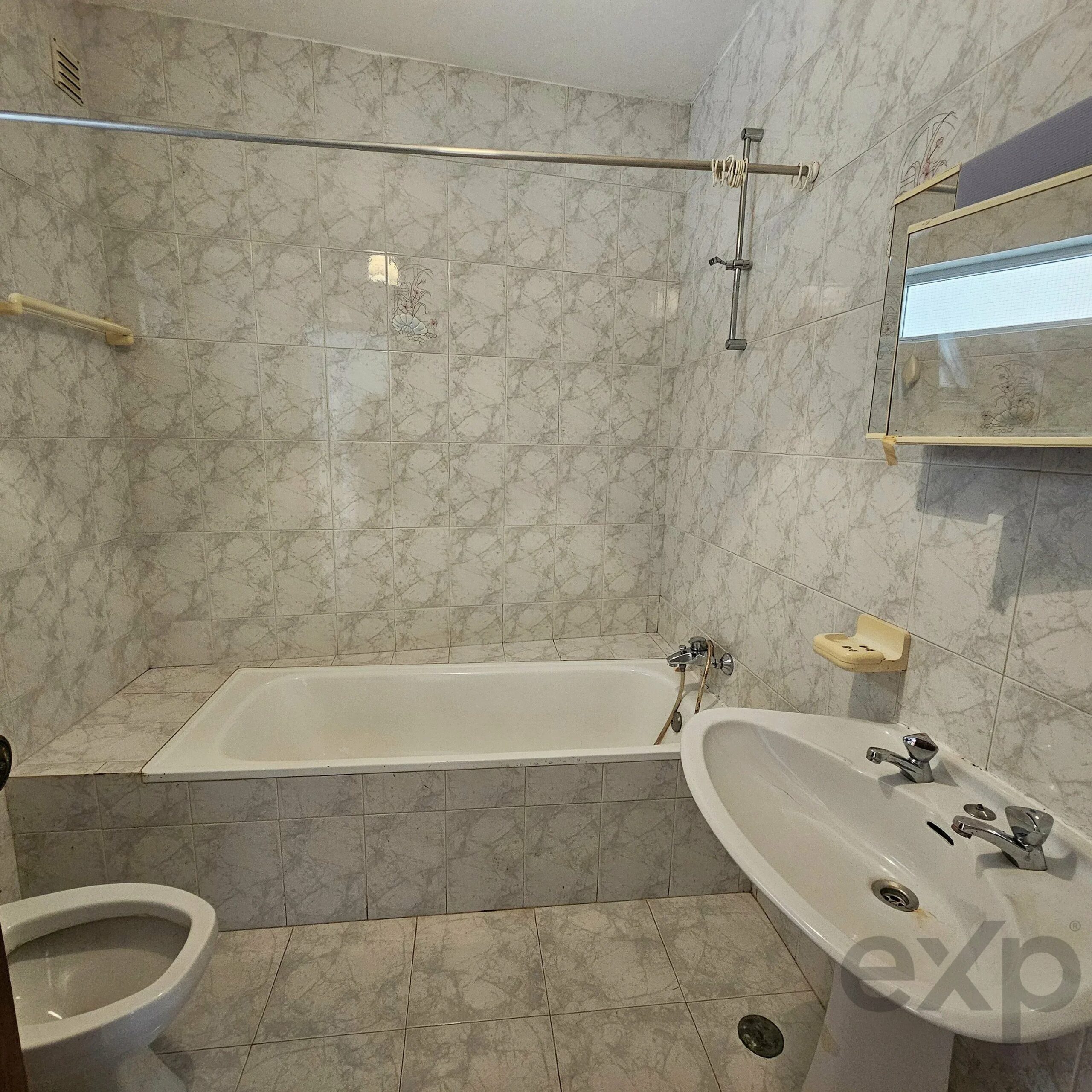Two-Family House in Ferragudo - Charm, Space and Potential