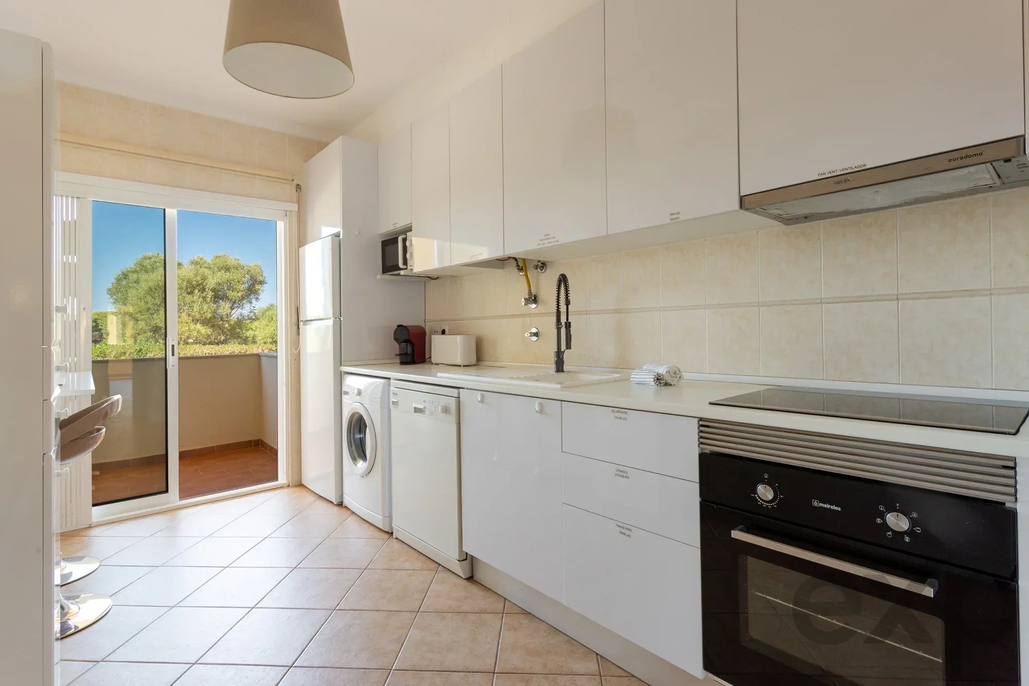 T2-appartement met terrassen, 2 zwembaden, natuurzicht en AL-licentie voor beleggers
