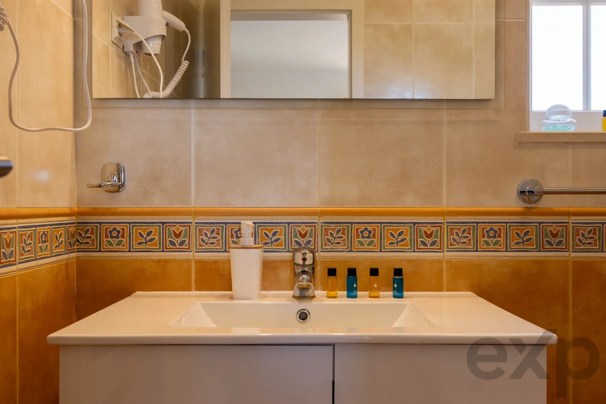 Refurbished T4 Villa, Pool and Guest Flat, Lagos