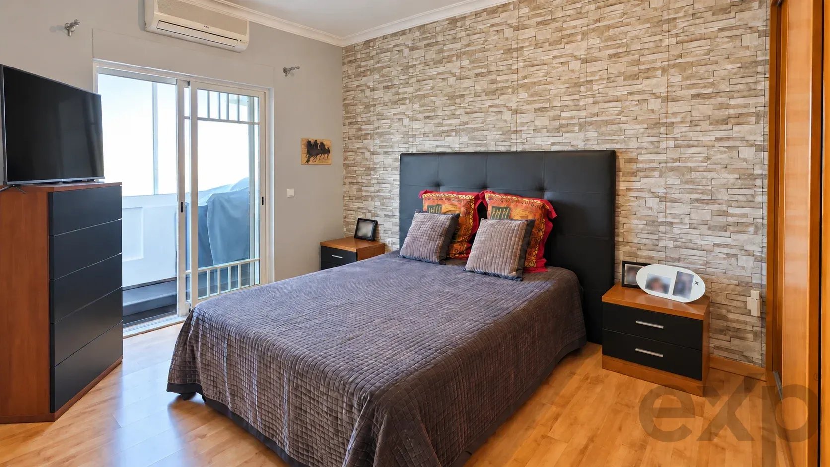 Bright three-bedroom apartment with two bathrooms in a central location