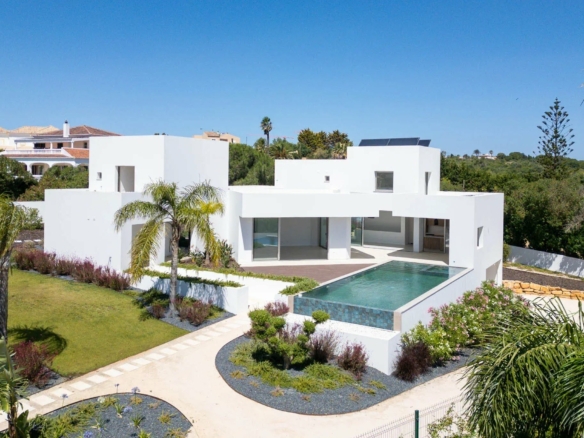 New 4-Bed Luxury Villa with Pool & Sauna, Lagos
