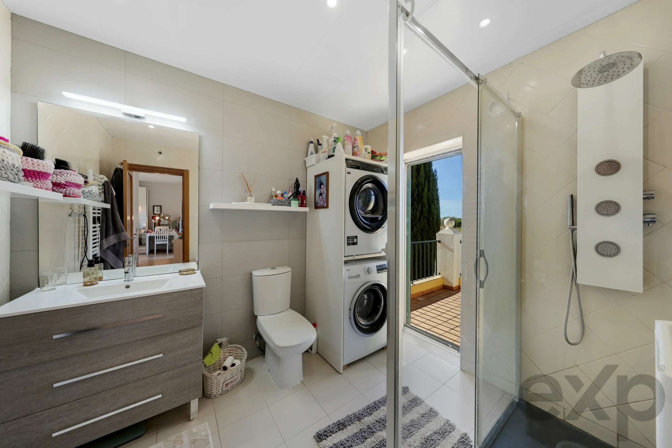 Elegant 3-bedroom semi-detached house with terraces. double garage and swimming pool - 300m from the new golf course and 1 km from the beaches of Ferragudo.