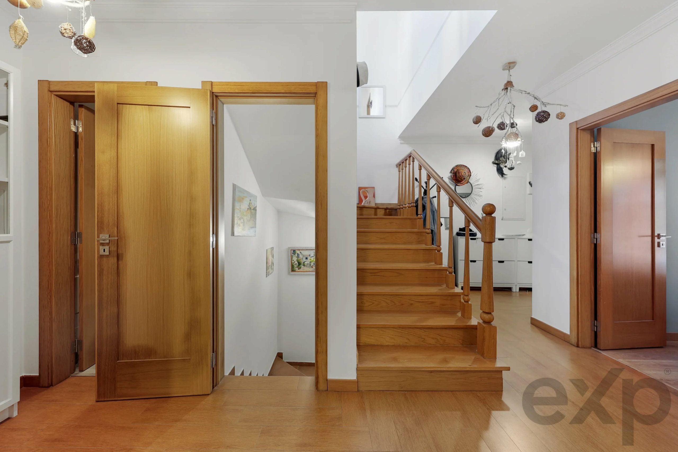 Elegant 3-bedroom semi-detached house with terraces. double garage and swimming pool - 300m from the new golf course and 1 km from the beaches of Ferragudo.