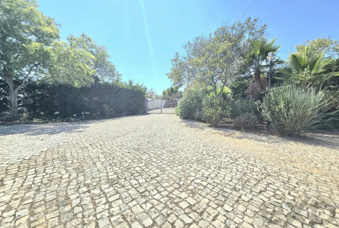 Three-bedroom villa with two-bedroom annexe, pool and countryside views in Carvoeiro, photo 3