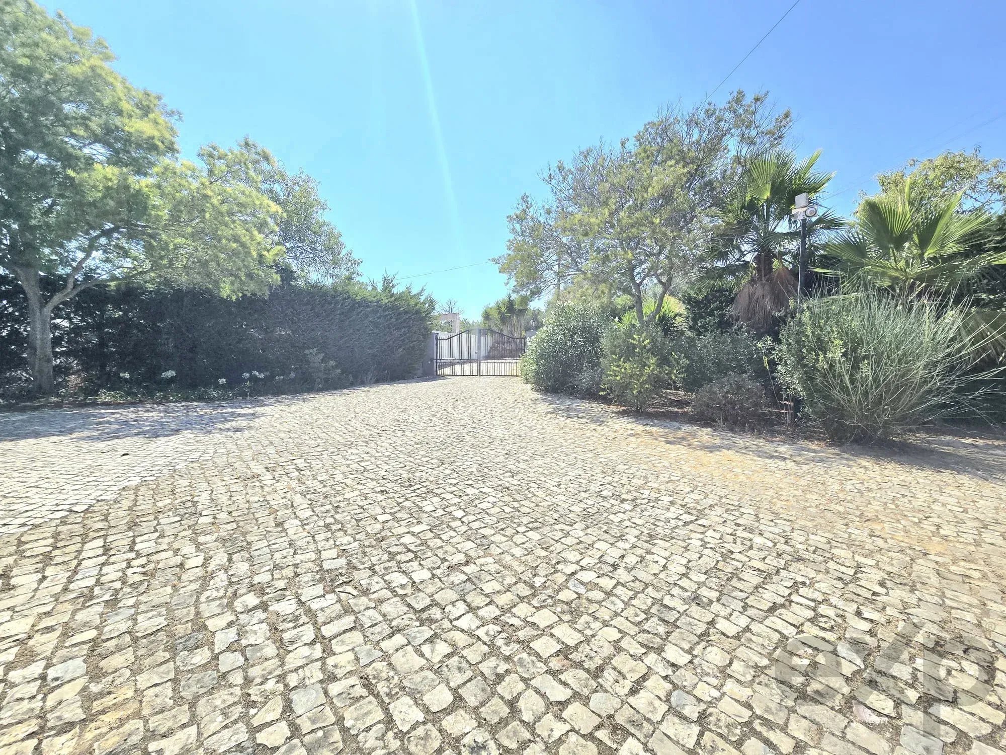 Three-bedroom villa with two-bedroom annexe, pool and countryside views in Carvoeiro