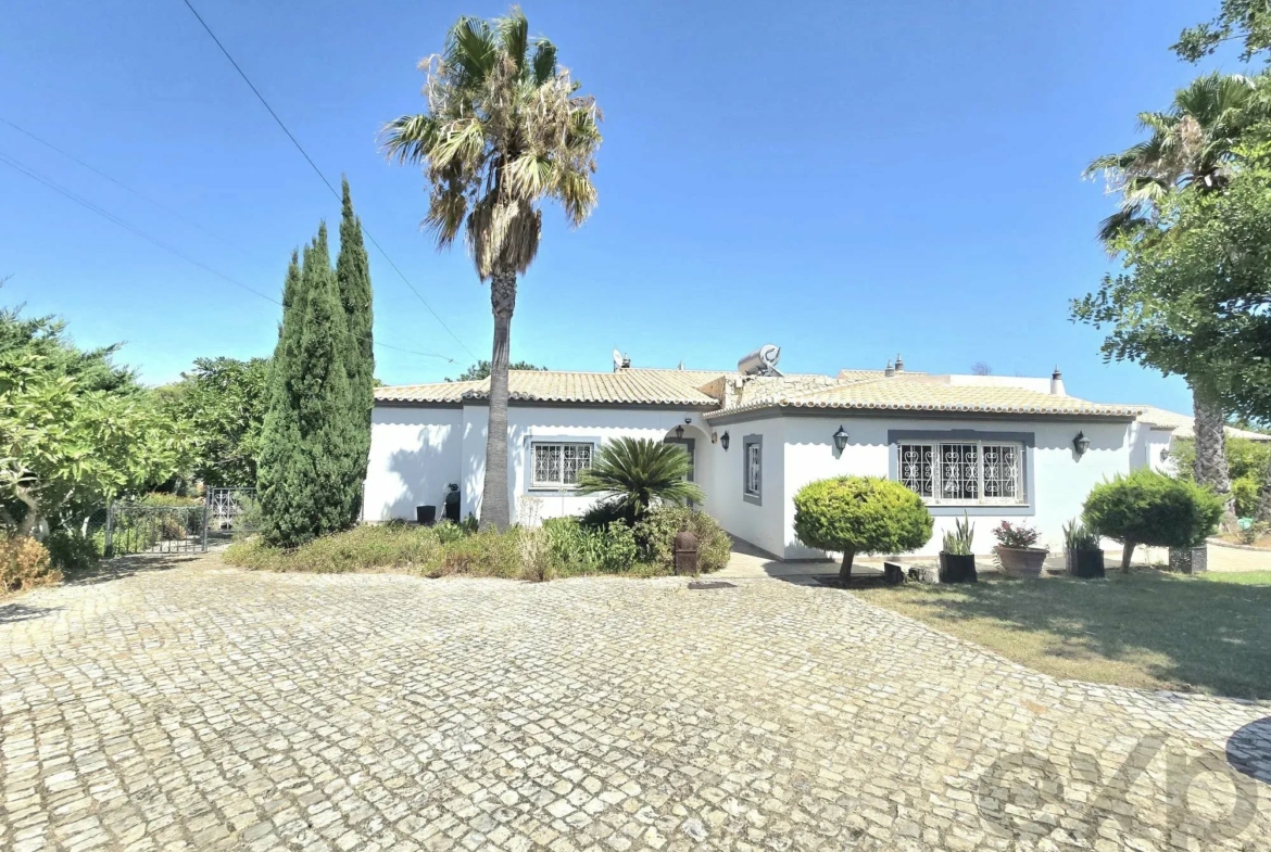 Three-bedroom villa with two-bedroom annexe, pool and countryside views in Carvoeiro, photo 2