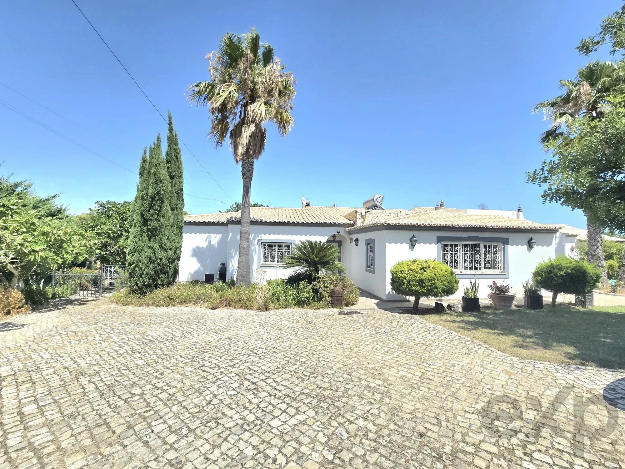 Three-bedroom villa with two-bedroom annexe, pool and countryside views in Carvoeiro
