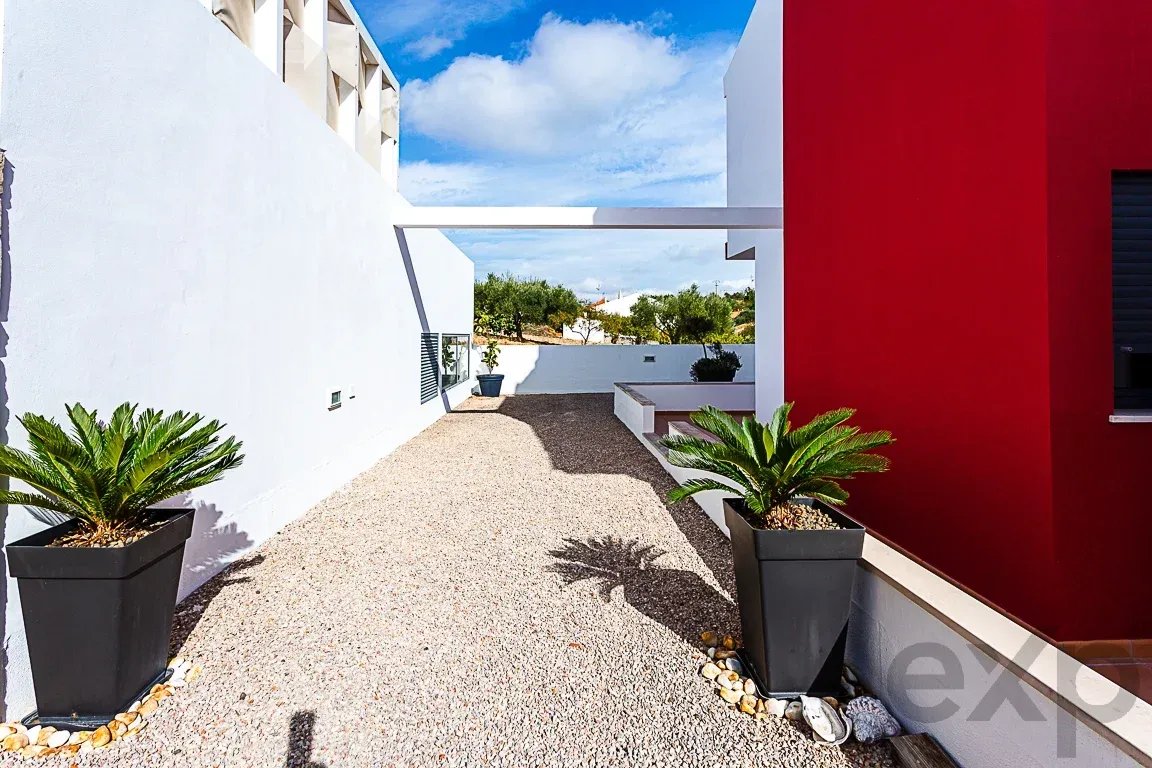 Exceptional Detached House with Swimming Pool, Panoramic Views and Privacy, 3 Minutes from Loulé