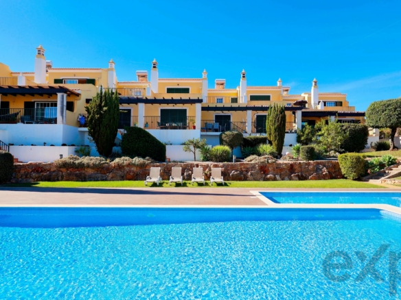Elegant 3-bedroom semi-detached house with terraces. double garage and swimming pool - 300m from the new golf course and 1 km from the beaches of Ferragudo.
