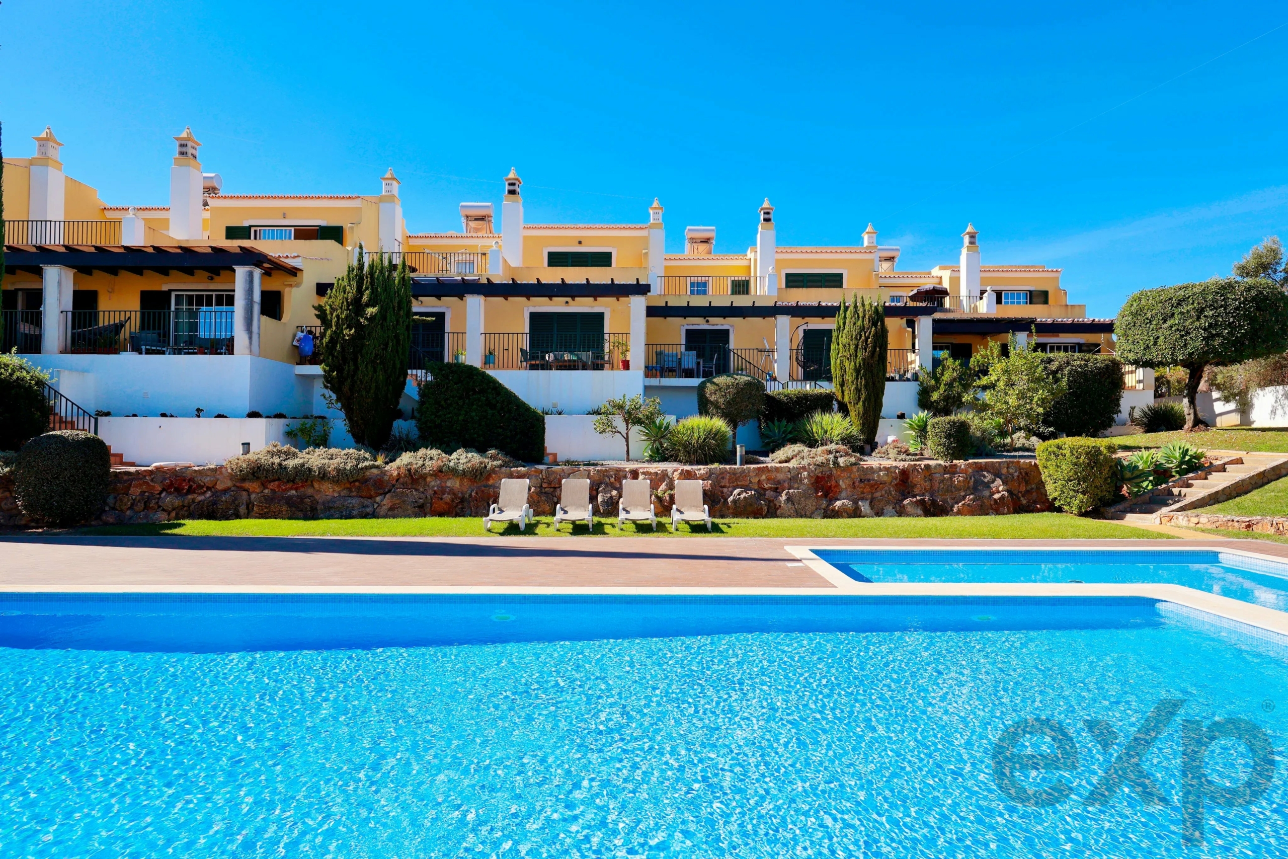 Elegant 3-bedroom semi-detached house with terraces. double garage and swimming pool - 300m from the new golf course and 1 km from the beaches of Ferragudo.