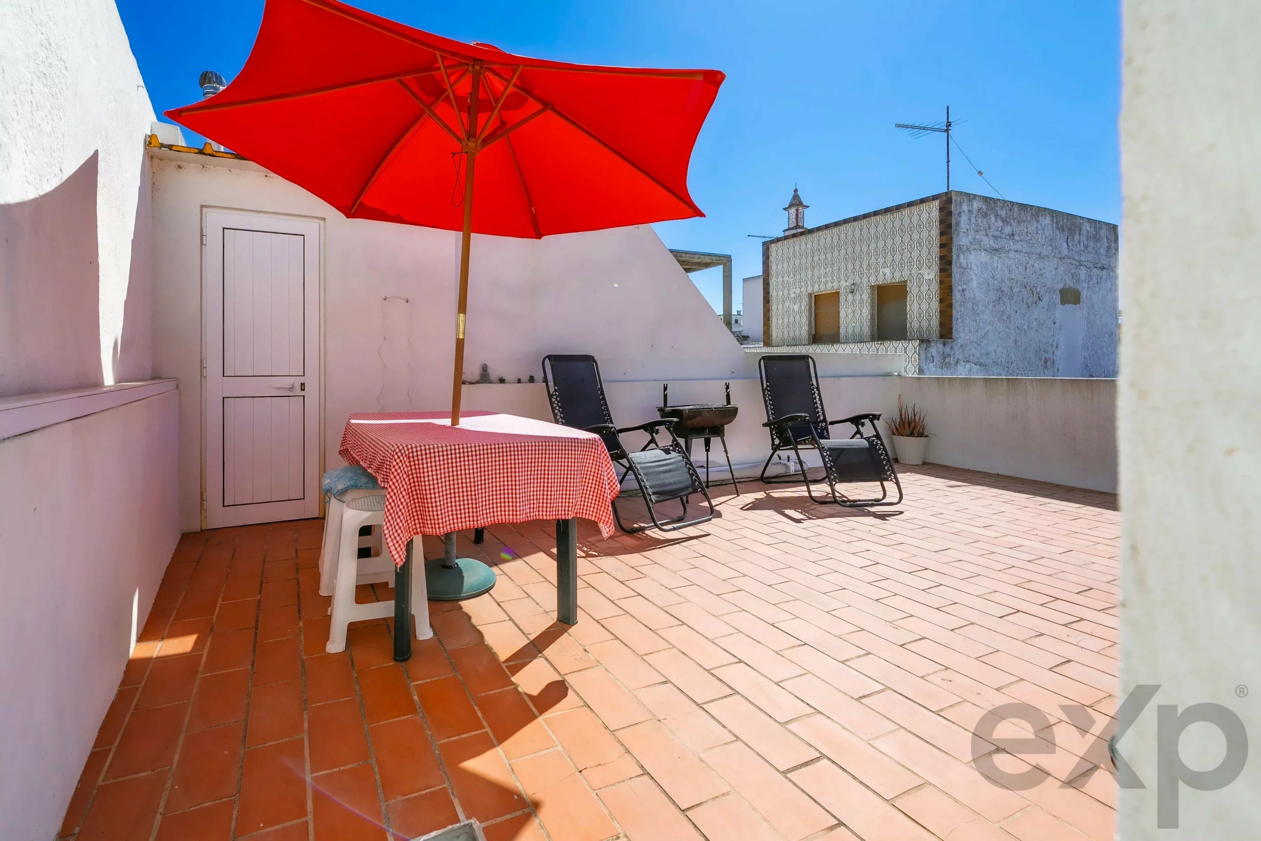 A one-bedroom plus one flat with a spacious terrace in the heart of Olhão’s city centre