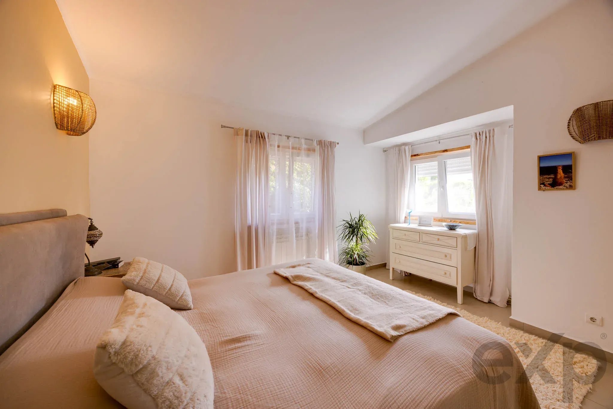 Single-Storey 3 Bed Villa, Pool and Sea-View Roof, Luz