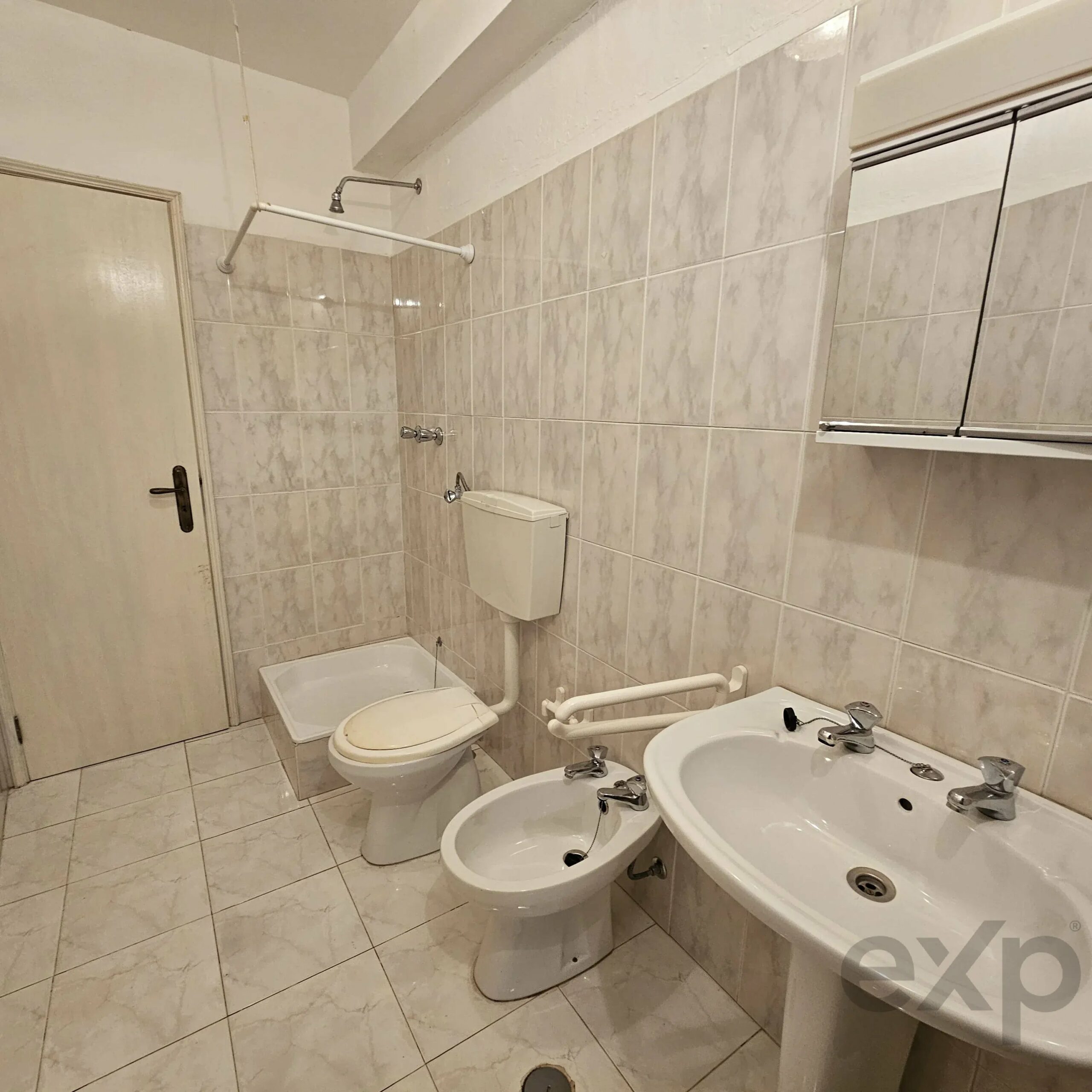 Two-Family House in Ferragudo - Charm, Space and Potential