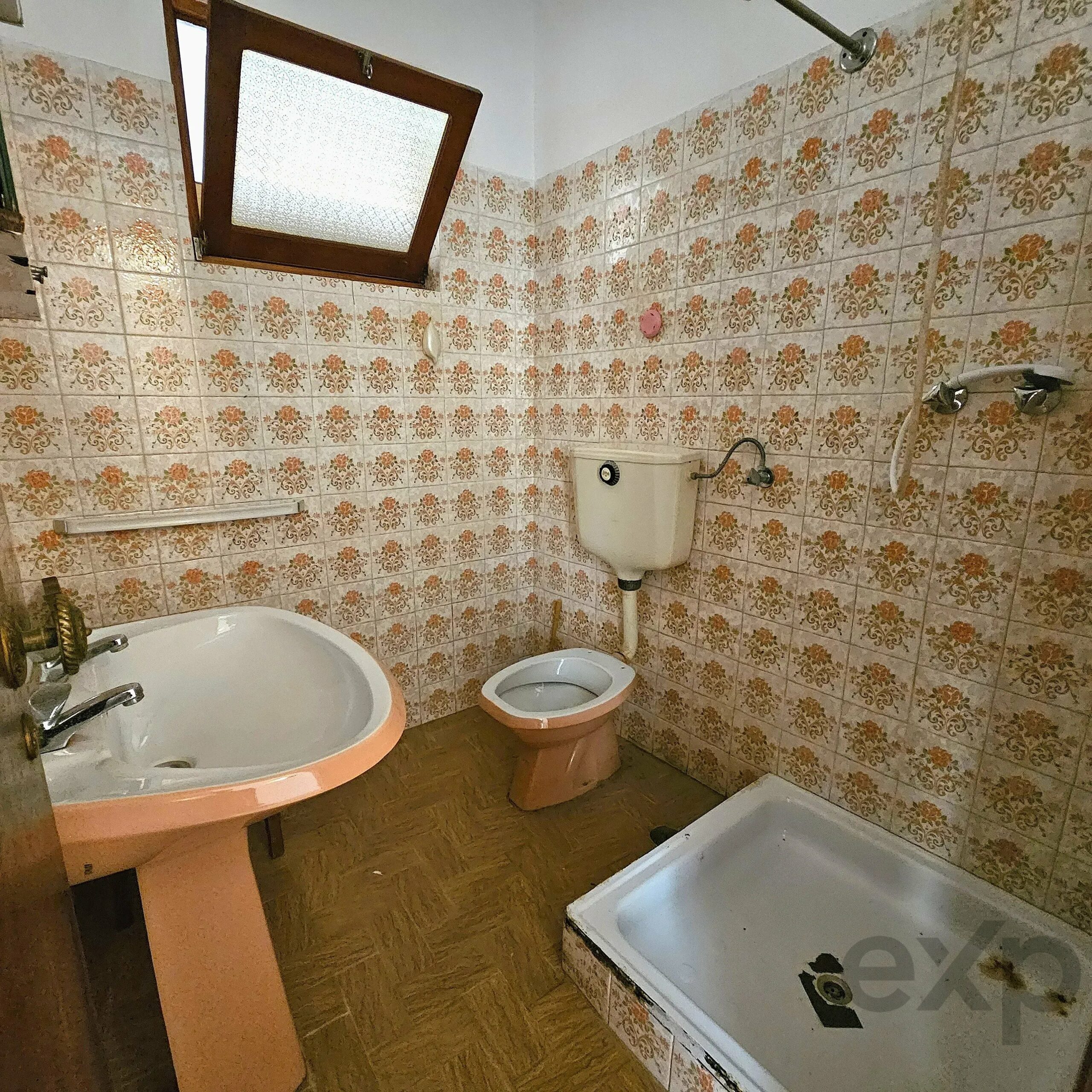 Two-Family House in Ferragudo - Charm, Space and Potential