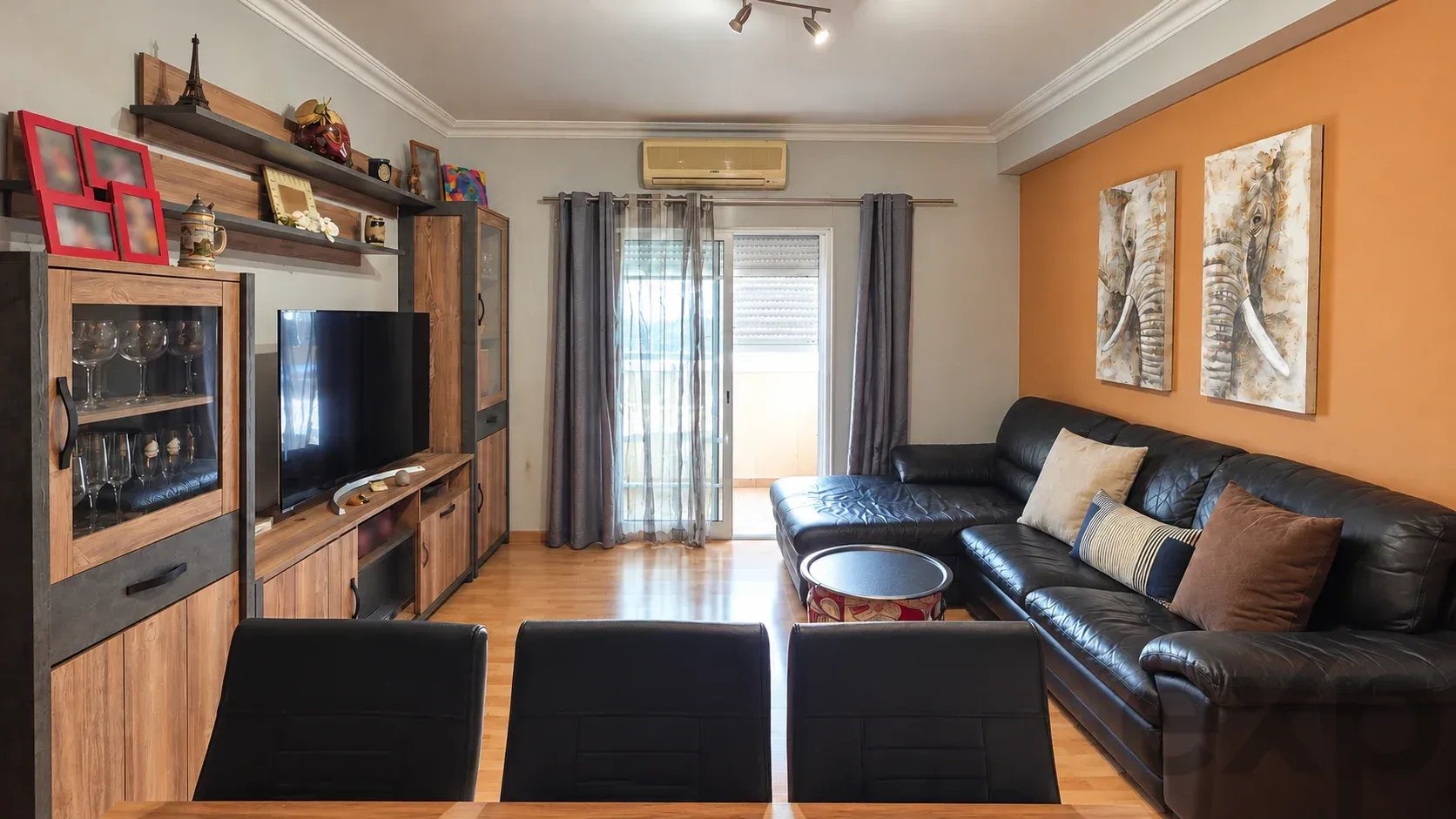 Bright three-bedroom apartment with two bathrooms in a central location