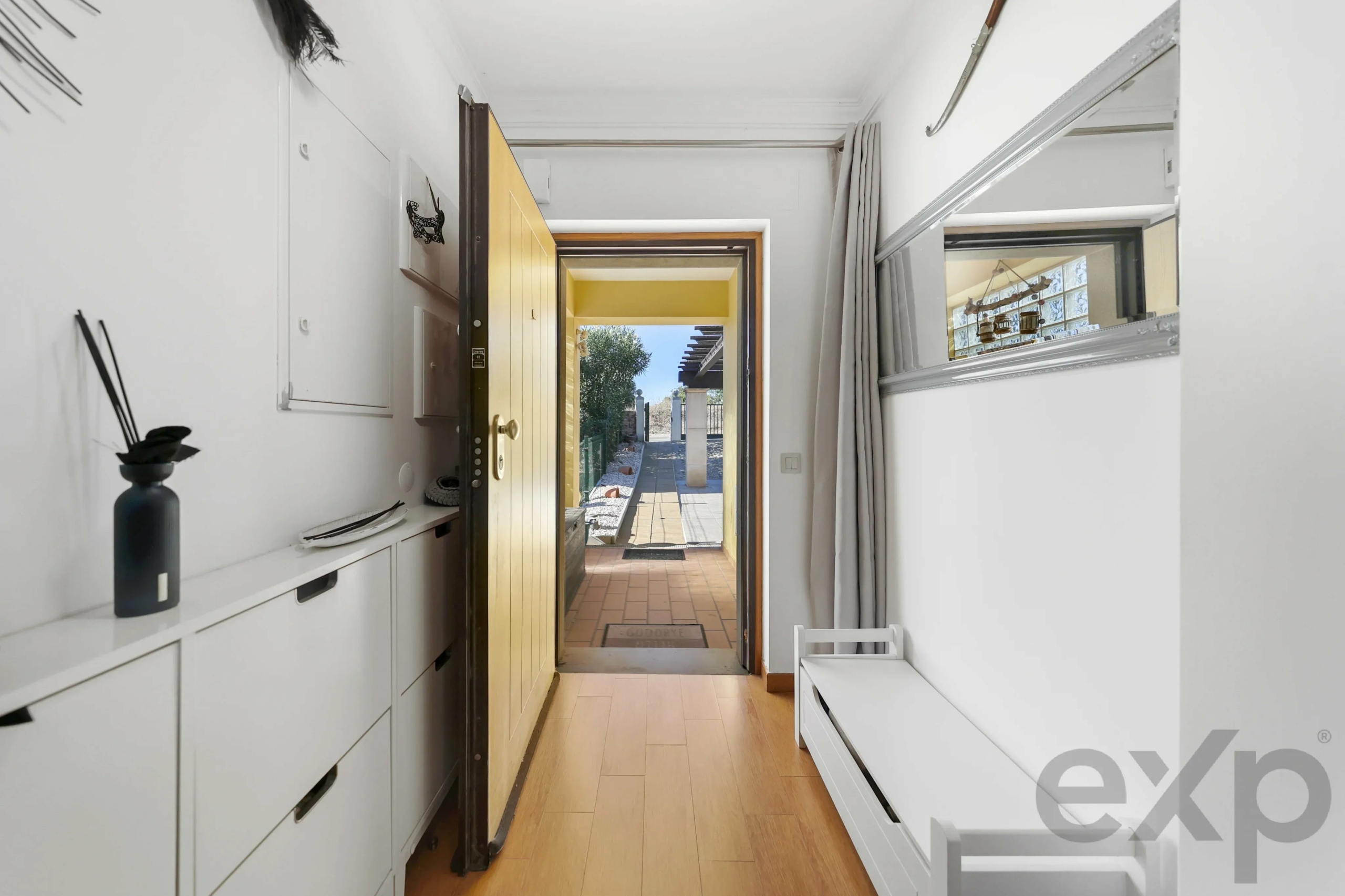 Elegant 3-bedroom semi-detached house with terraces. double garage and swimming pool - 300m from the new golf course and 1 km from the beaches of Ferragudo.