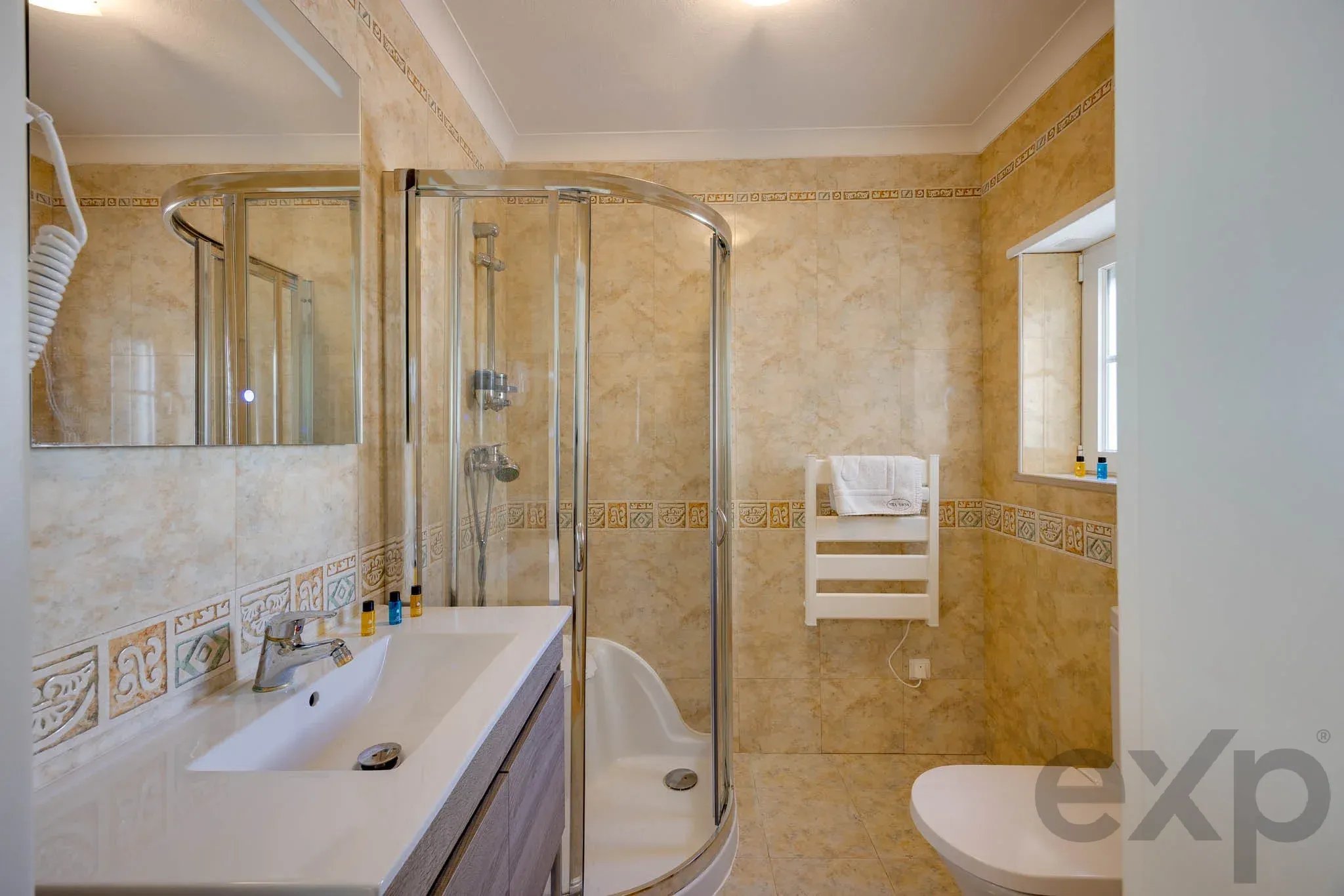 Refurbished T4 Villa, Pool and Guest Flat, Lagos