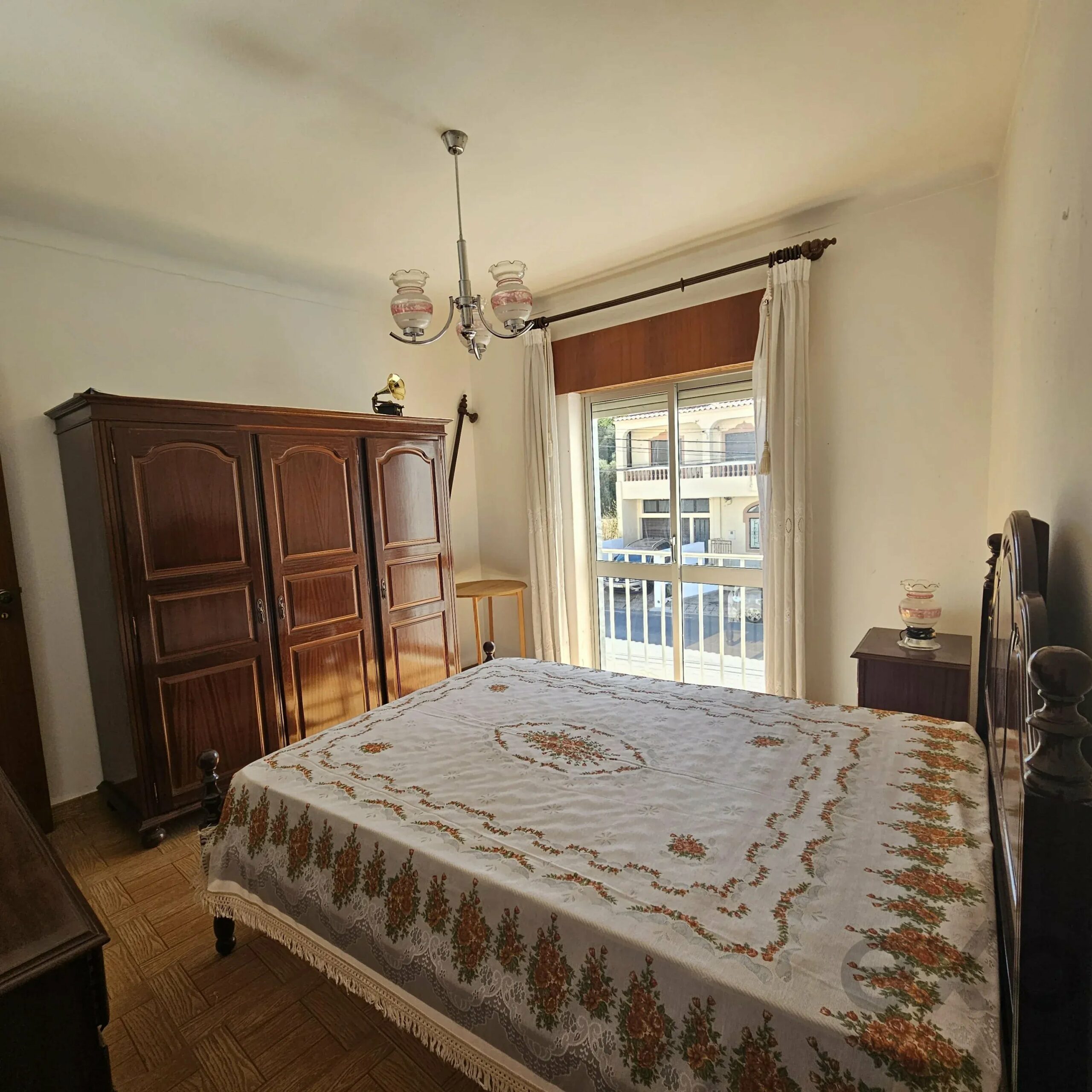 Two-Family House in Ferragudo - Charm, Space and Potential