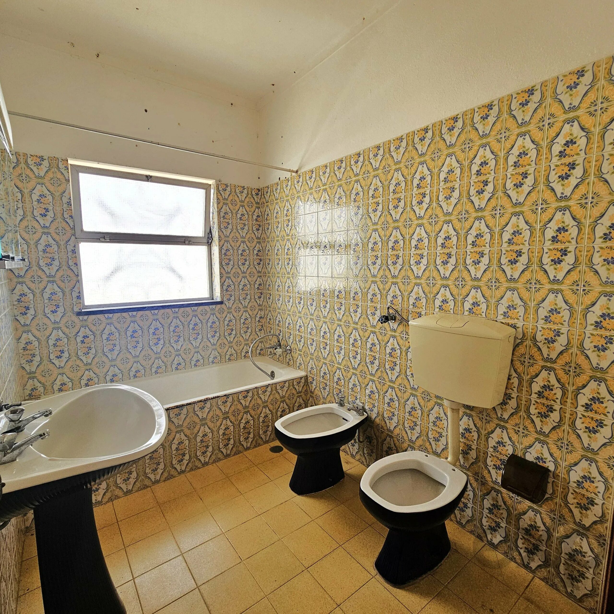 Two-Family House in Ferragudo - Charm, Space and Potential