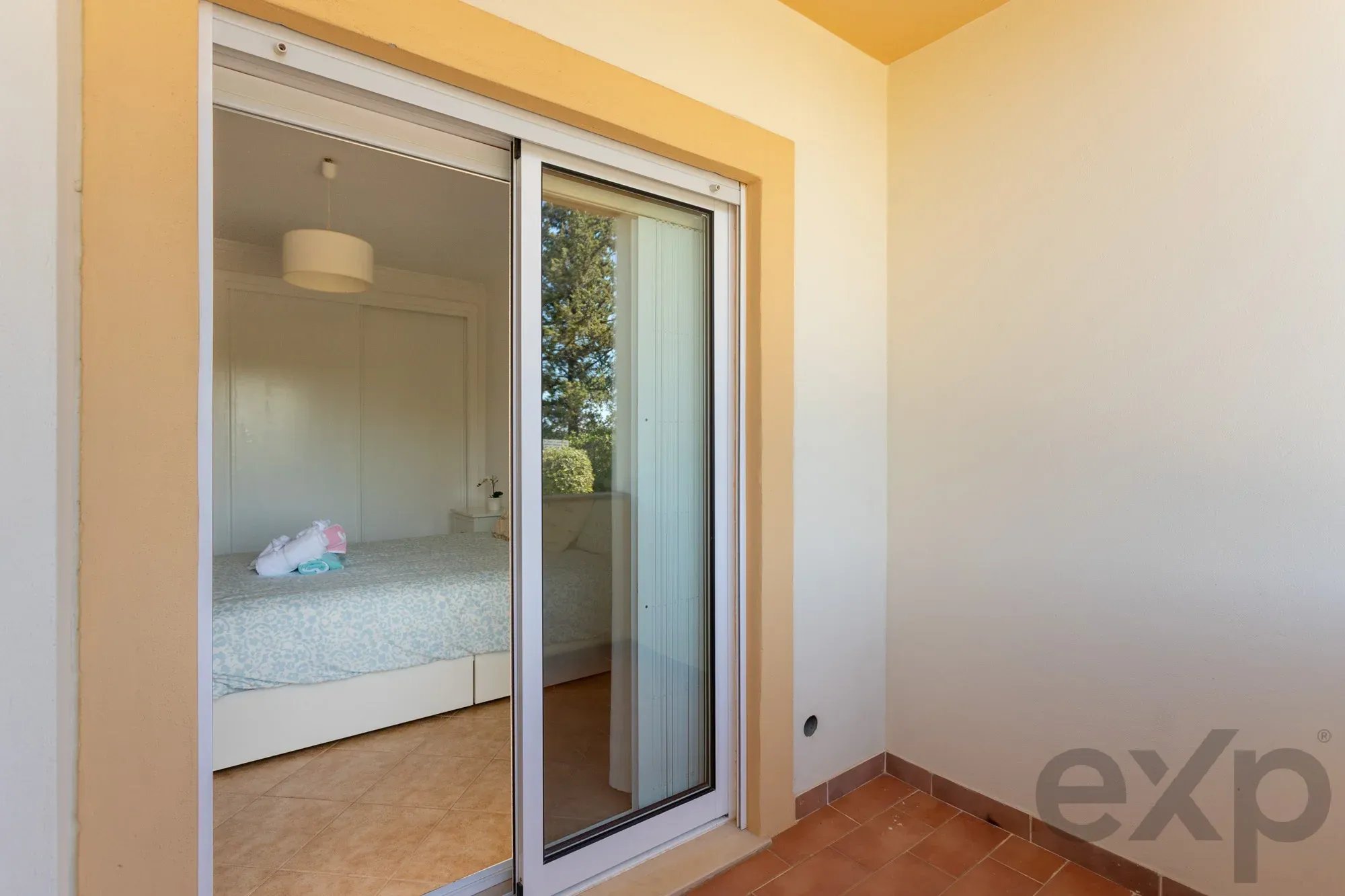 T2-appartement met terrassen, 2 zwembaden, natuurzicht en AL-licentie voor beleggers