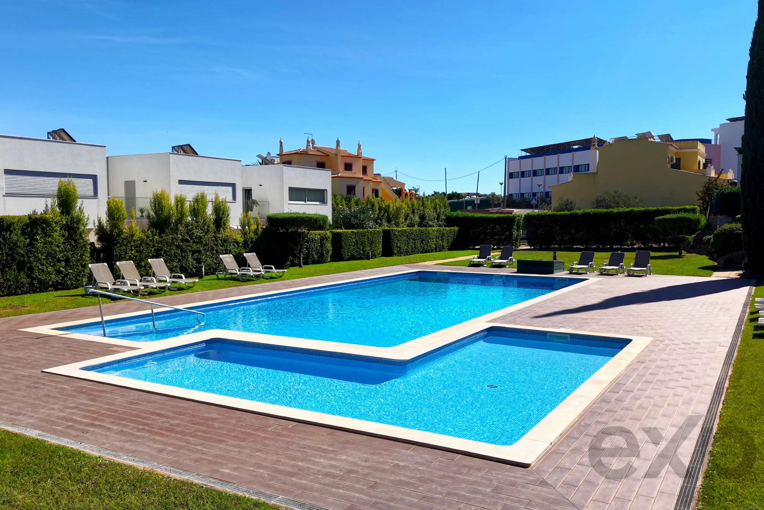 Elegant 3-bedroom semi-detached house with terraces. double garage and swimming pool - 300m from the new golf course and 1 km from the beaches of Ferragudo.