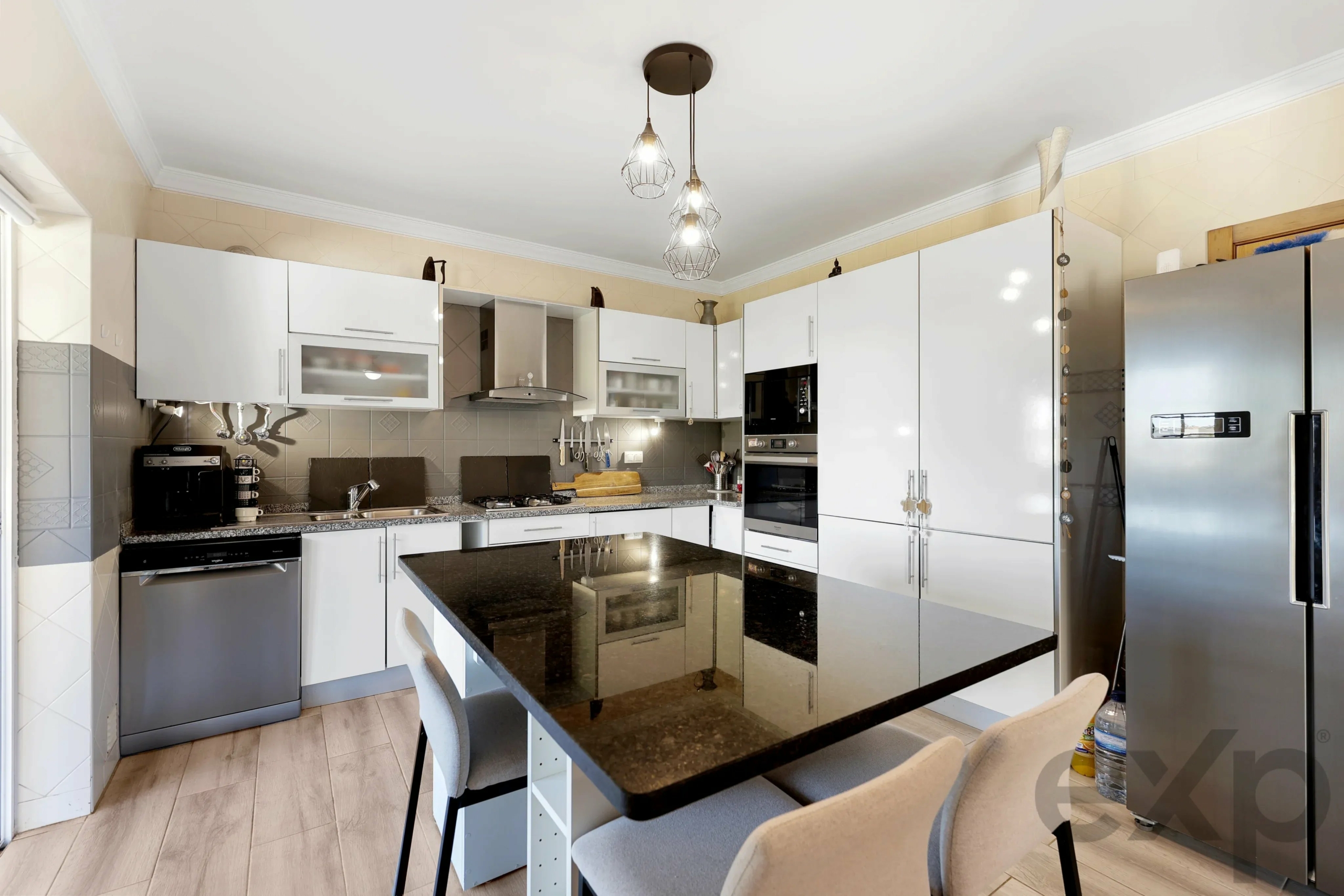 Elegant 3-bedroom semi-detached house with terraces. double garage and swimming pool - 300m from the new golf course and 1 km from the beaches of Ferragudo.