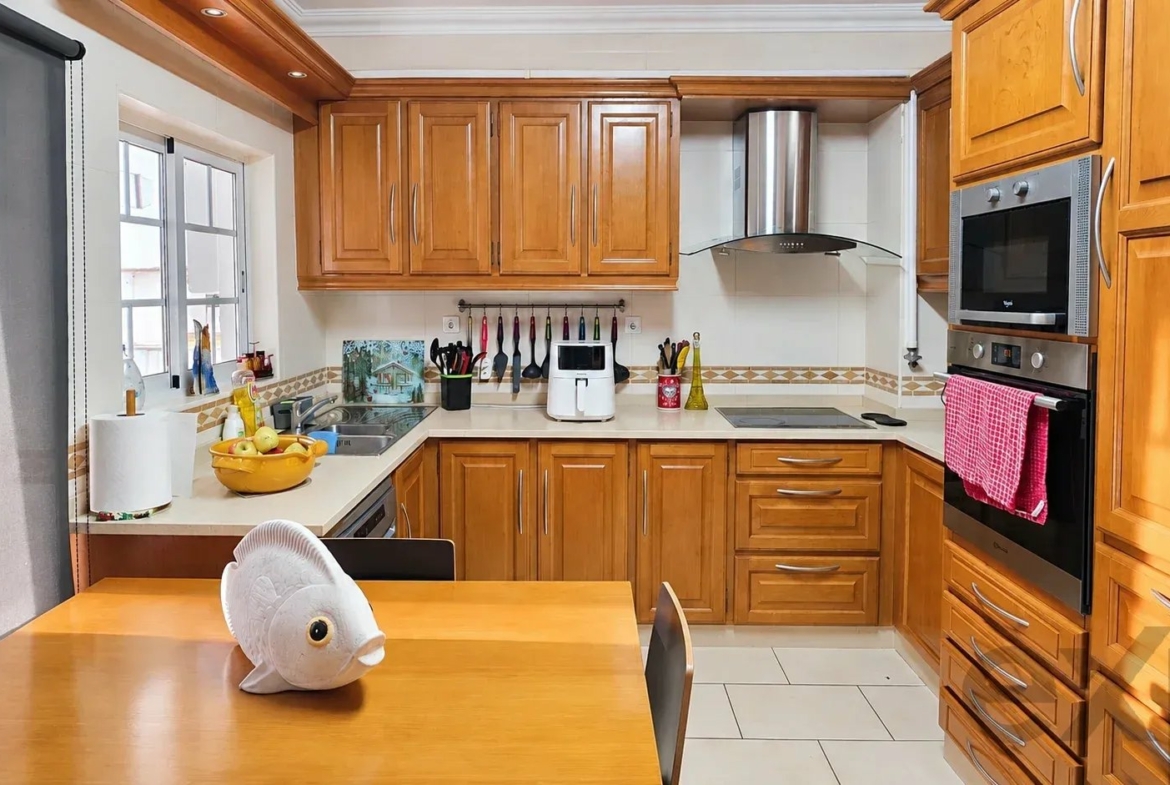 Bright three-bedroom apartment with two bathrooms in a central location, photo 1