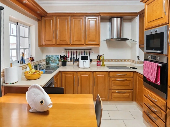 Bright three-bedroom apartment with two bathrooms in a central location