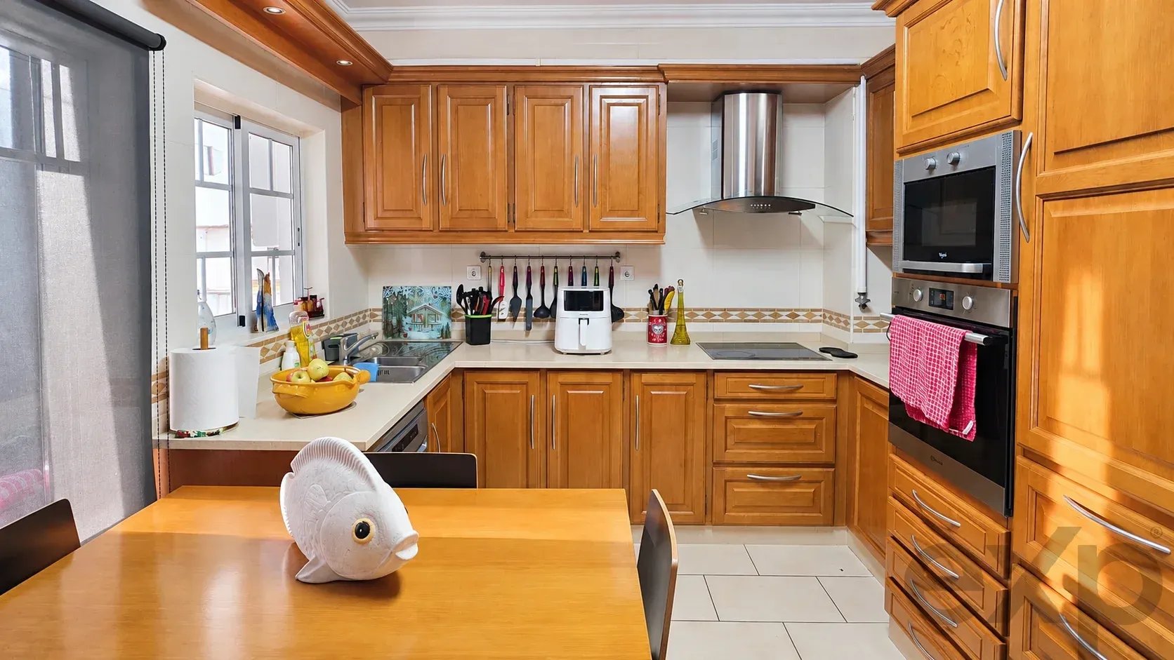 Bright three-bedroom apartment with two bathrooms in a central location